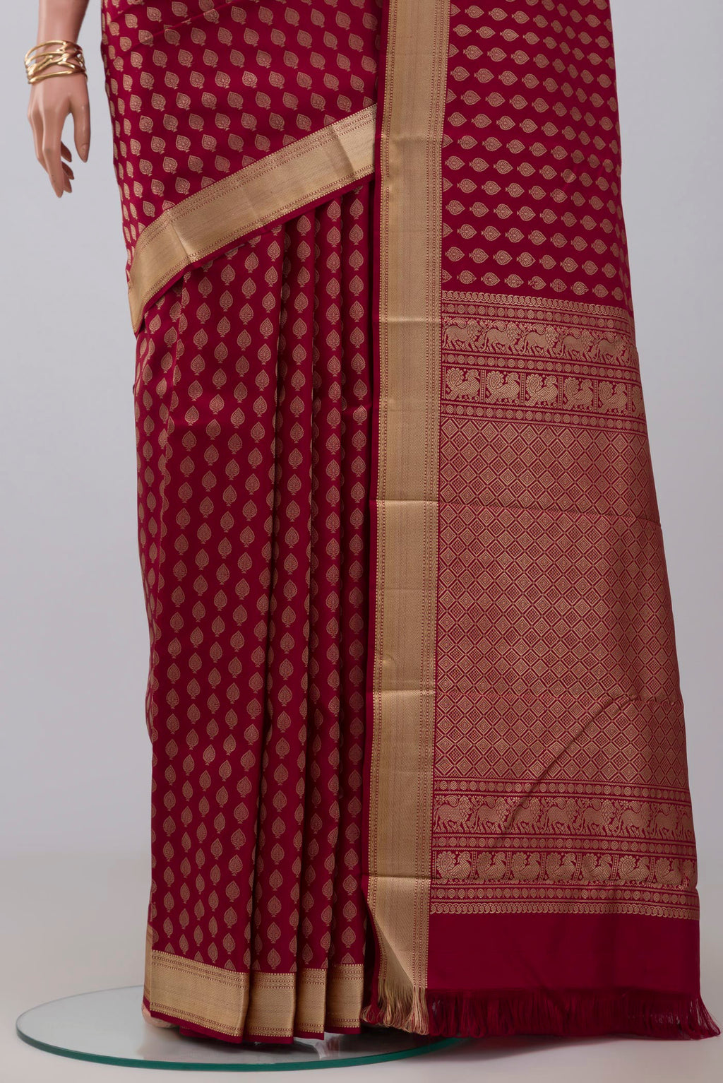 Pleats and pallu of Maroon Kanchipuram Silk Saree with Thread Butta on the body and Thread Border. 