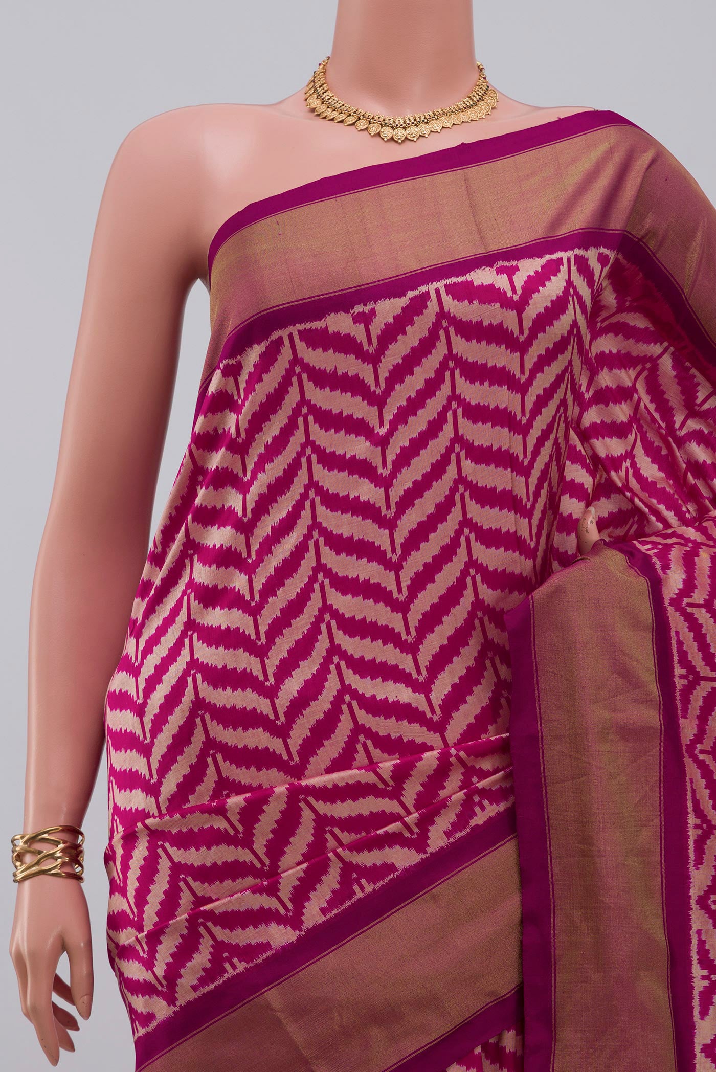 Border image of Pink Pochampally Saree with Ikat design on the body and Zari Border. 
