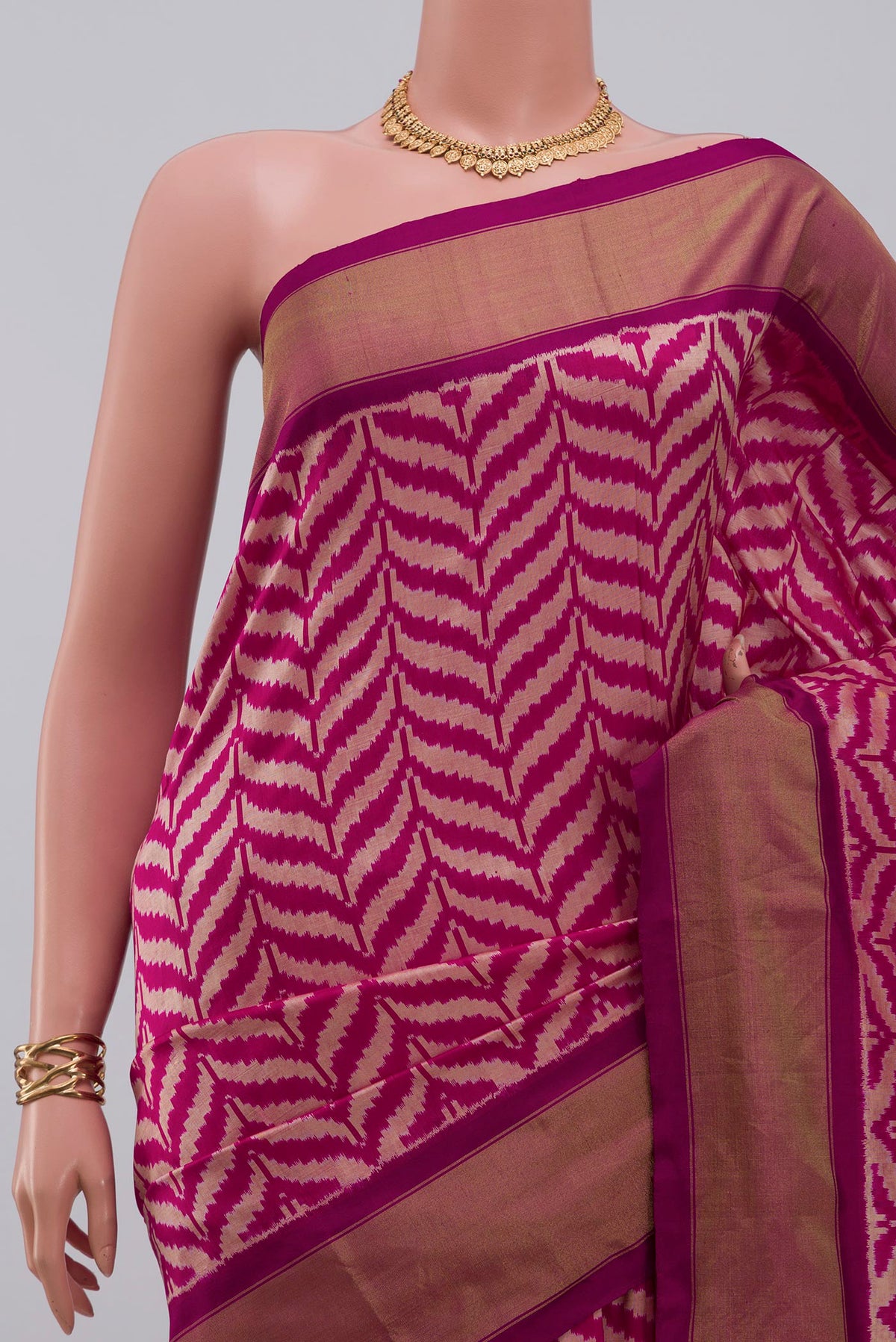 Border image of Pink Pochampally Saree with Ikat design on the body and Zari Border. 