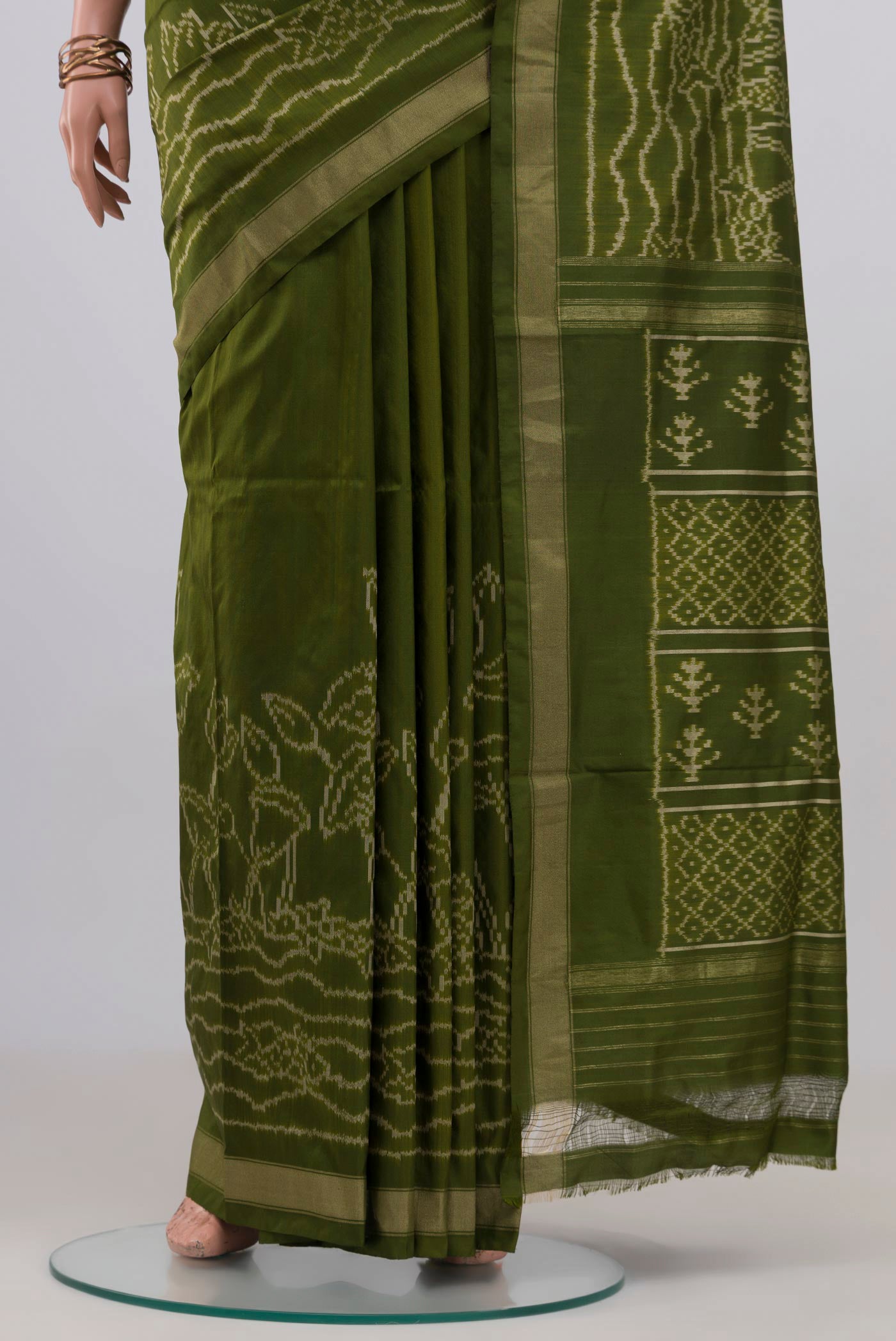 Pleats and pallu of Mehandi Green Pochampally Silk Saree with Ikat design on the body and Thin Zari Line. 