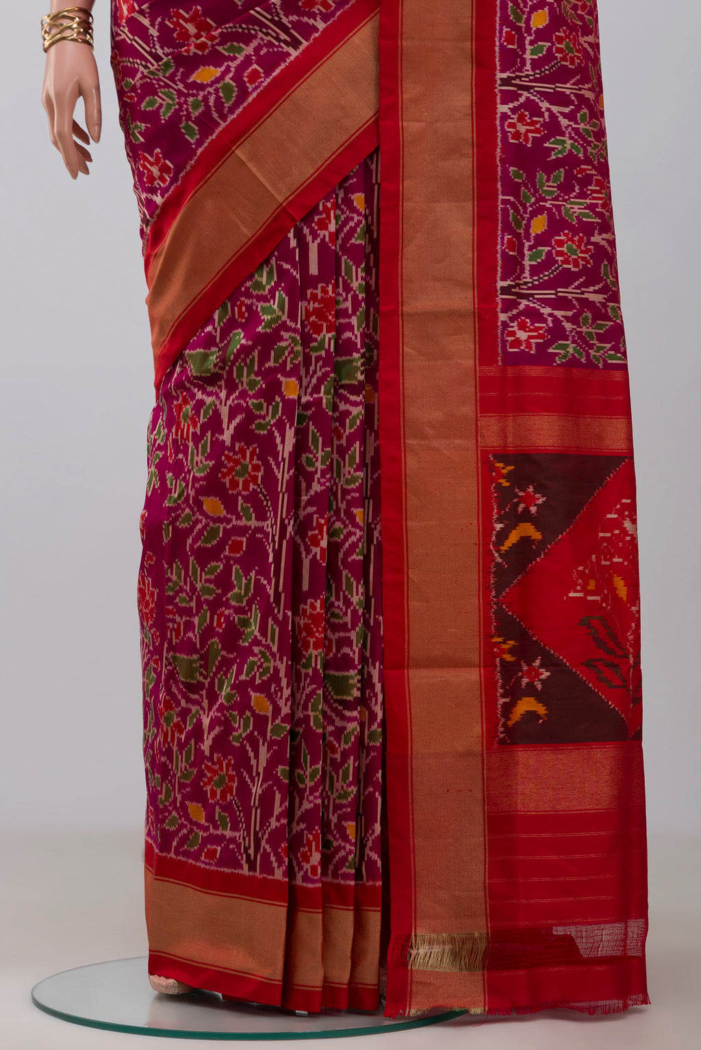 Pleats and pallu of Magenta Pochampally Saree with Ikat design on the body and Zari Border. 