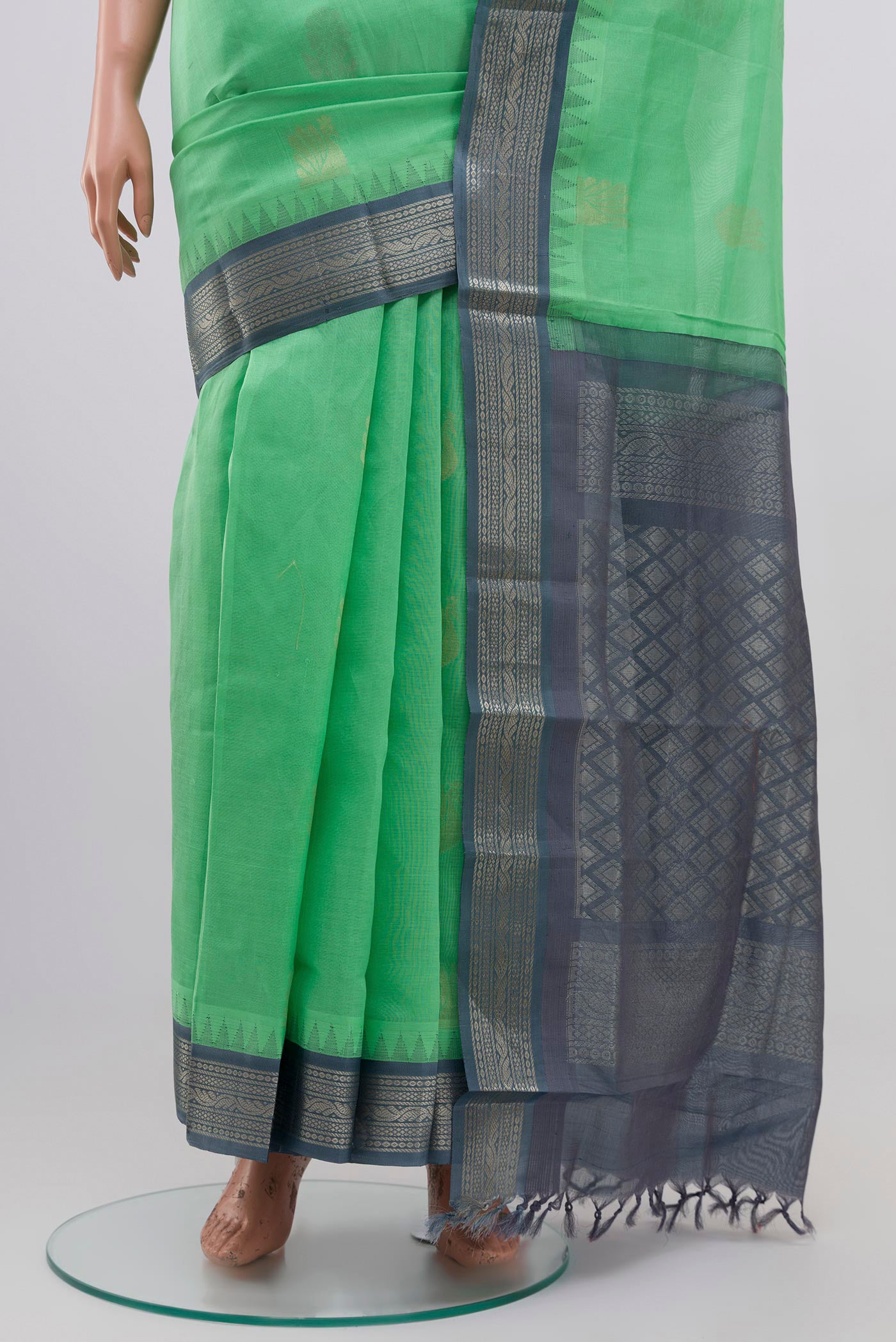 Pleats and pallu of Green Silk Cotton Saree with Zari Butta on the body and Zari Border. 