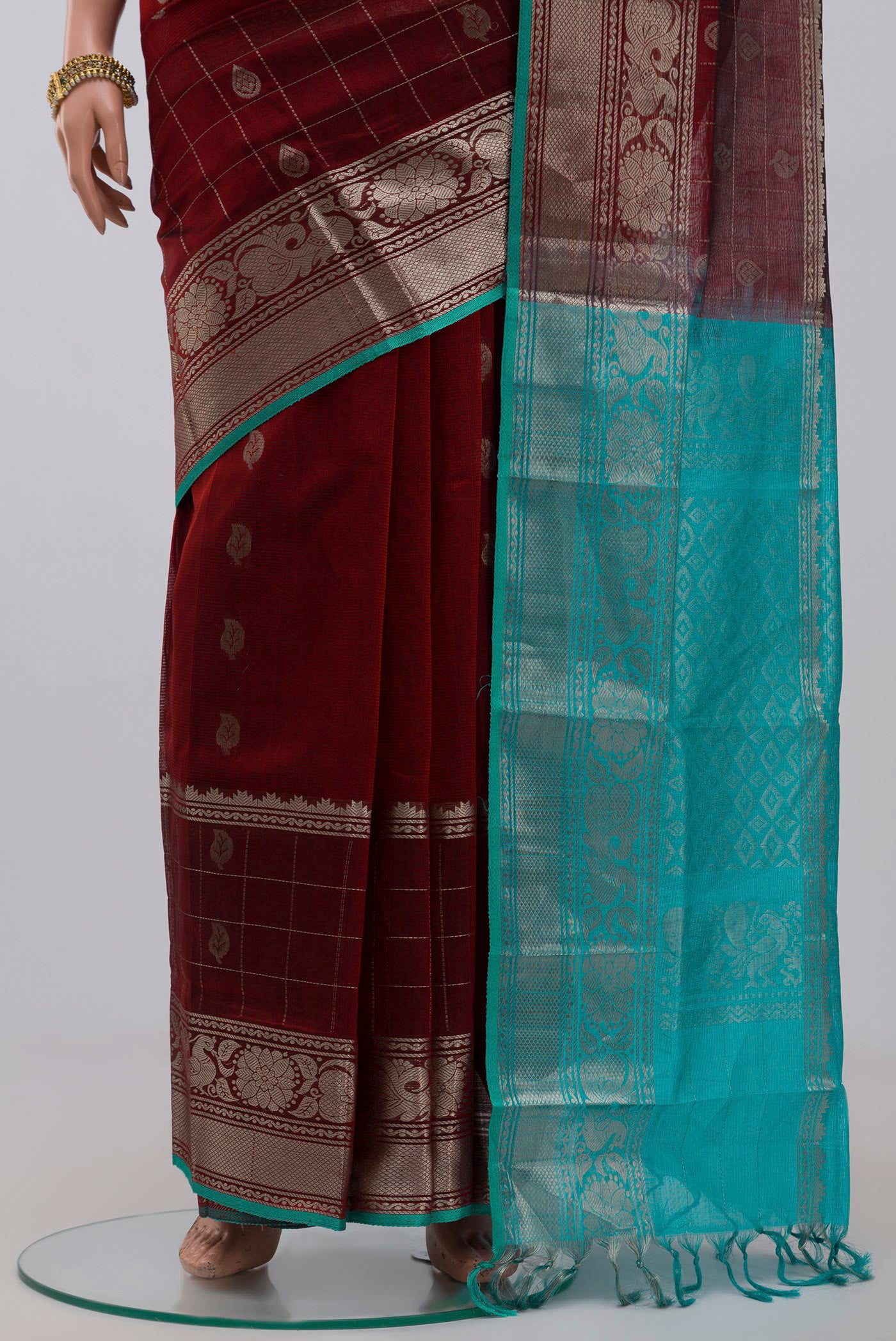 Pleats and pallu of Maroon Silk Cotton Saree with Zari Butta on the body and Zari Border. 