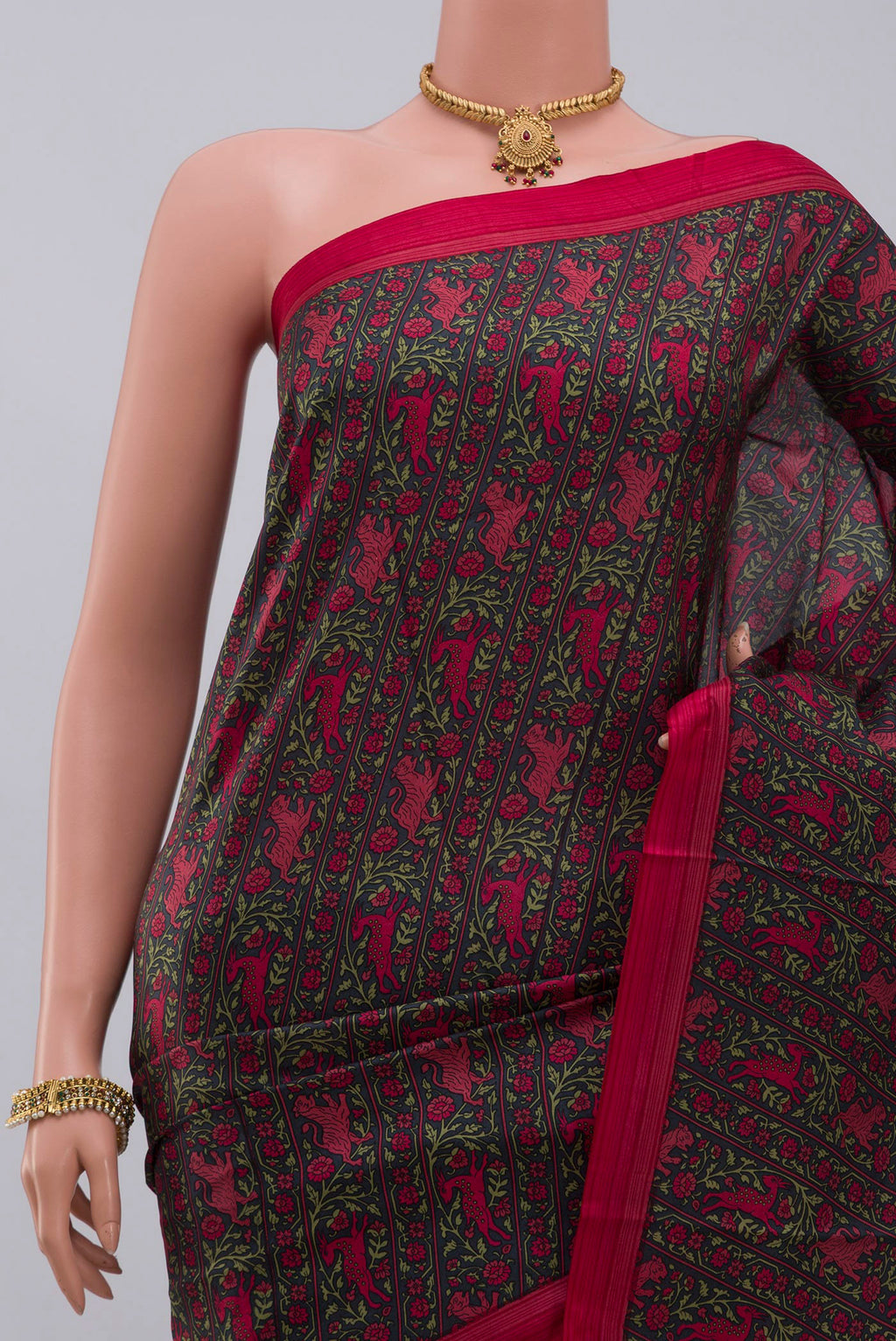 Border image of Black Printed Silk Saree with Printed design on the body and Plain Border. 