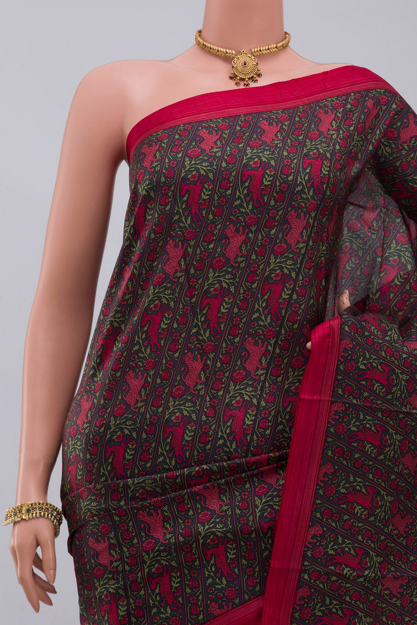 Border image of Black Printed Silk Saree with Printed design on the body and Plain Border. 