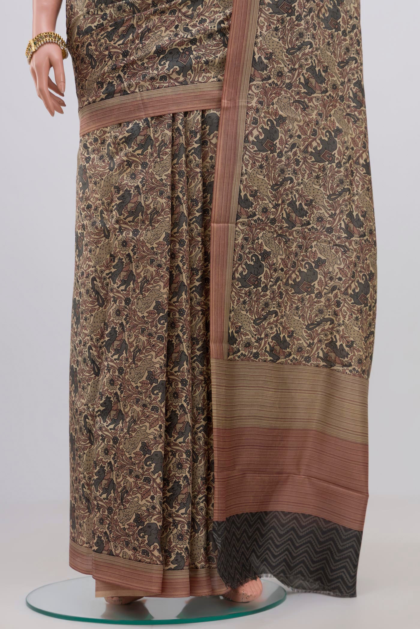 Pleats and pallu of Cream Printed Silk Saree with Printed design on the body and Plain Border. 