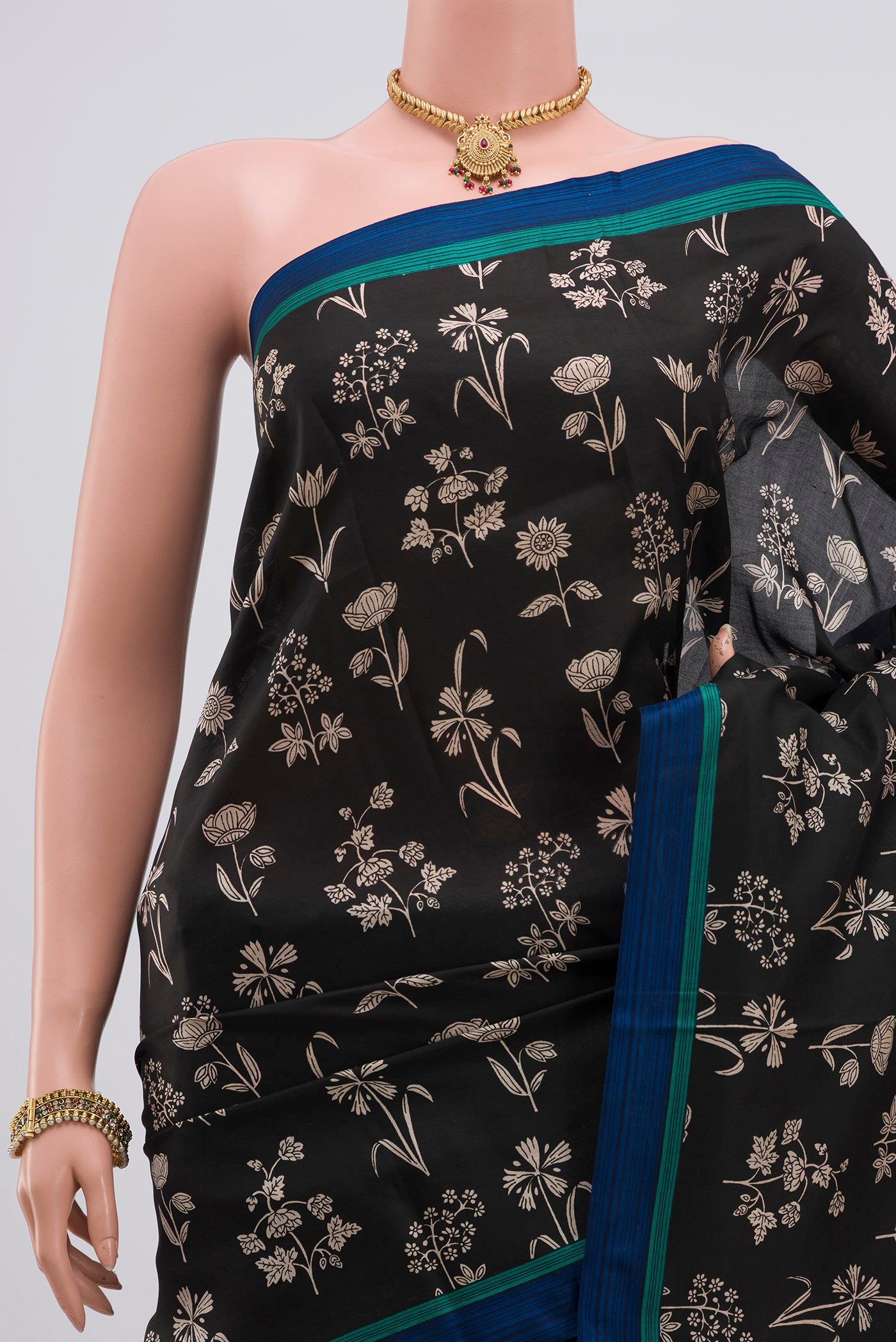 Border image of Black Printed Silk Saree with Printed design on the body and Plain Border. 