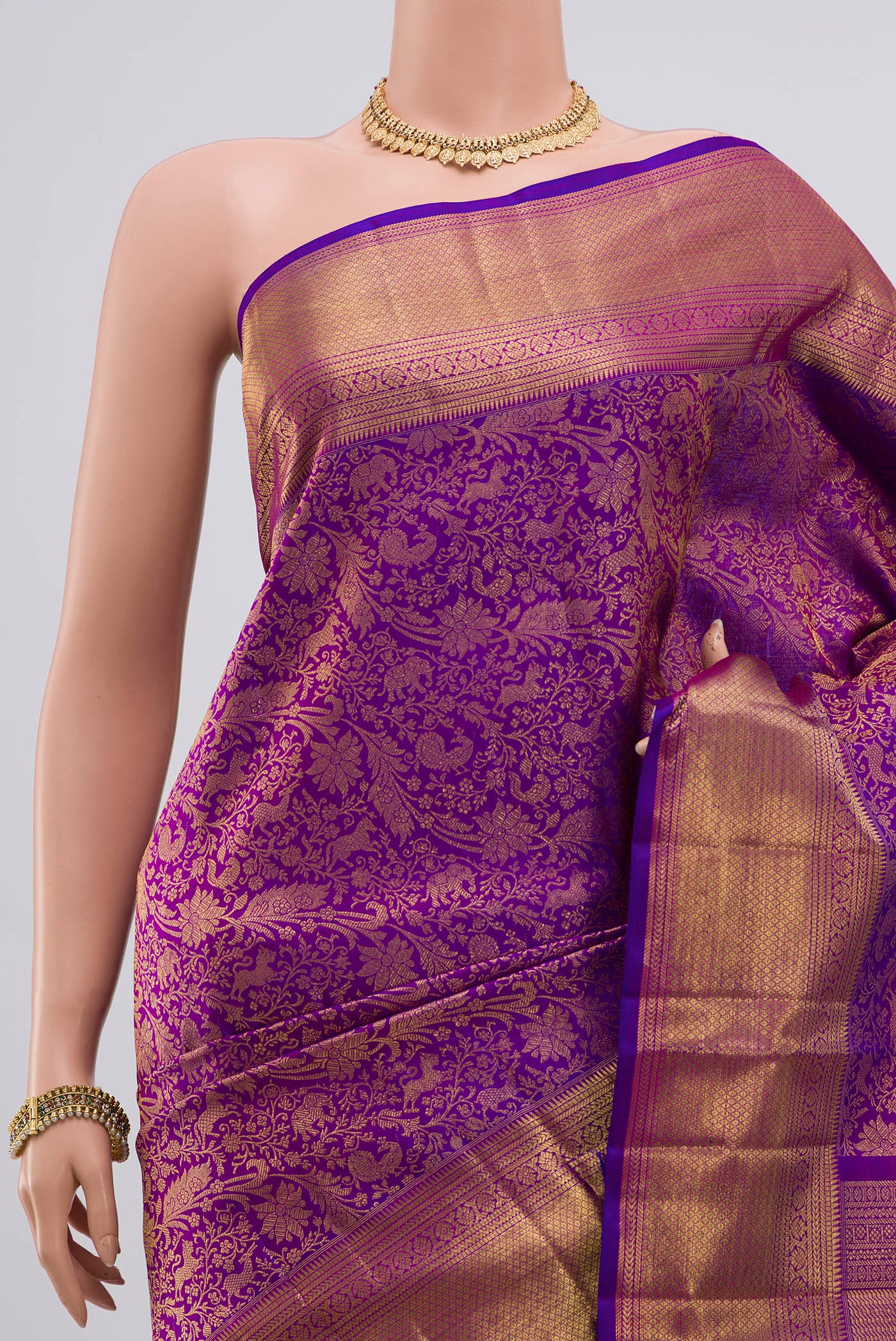 Border image of Pure Silk Pure Zari Purple Kanchipuram Saree with Zari Brocade on the body and Zari Border. 