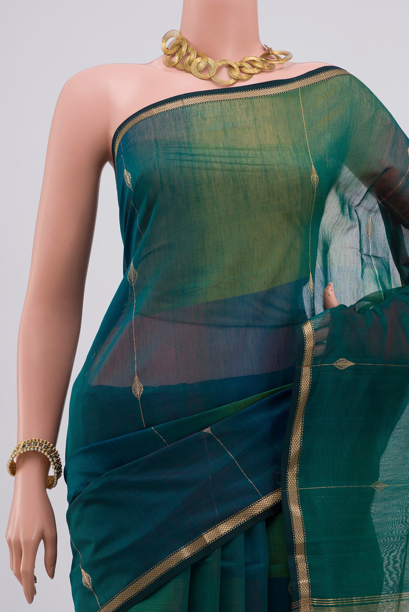 Border image of Green Maheshwari Silk Saree with Zari Butta on the body and Zari Border. 