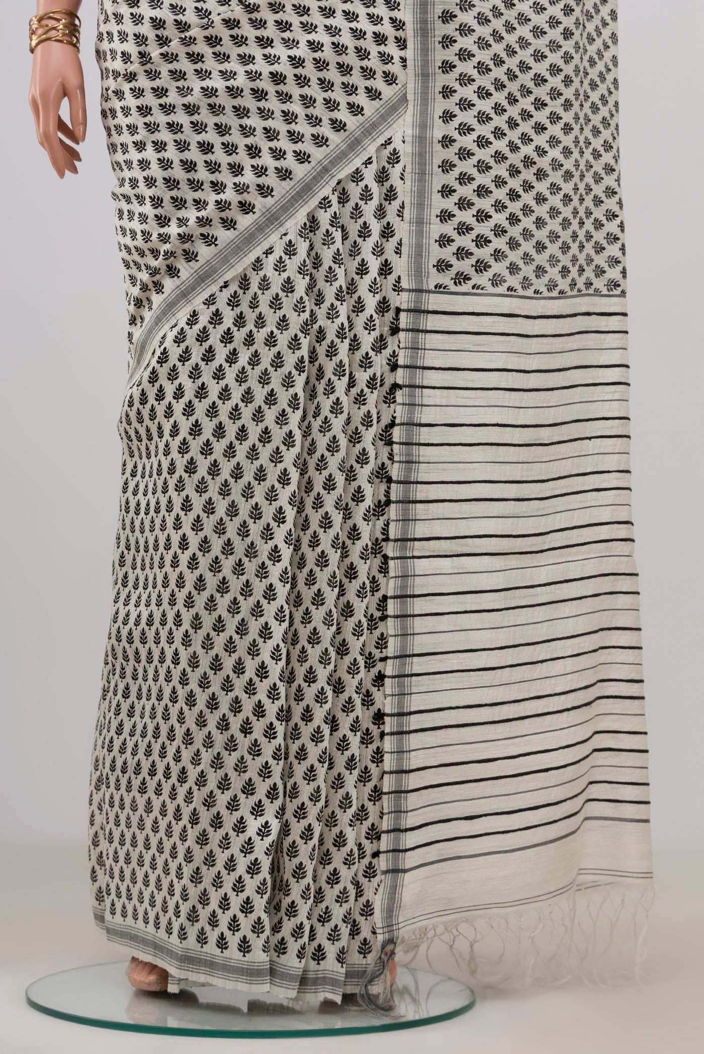 Pleats and pallu of White Tussar Silk Saree with Printed design on the body and Plain Border. 