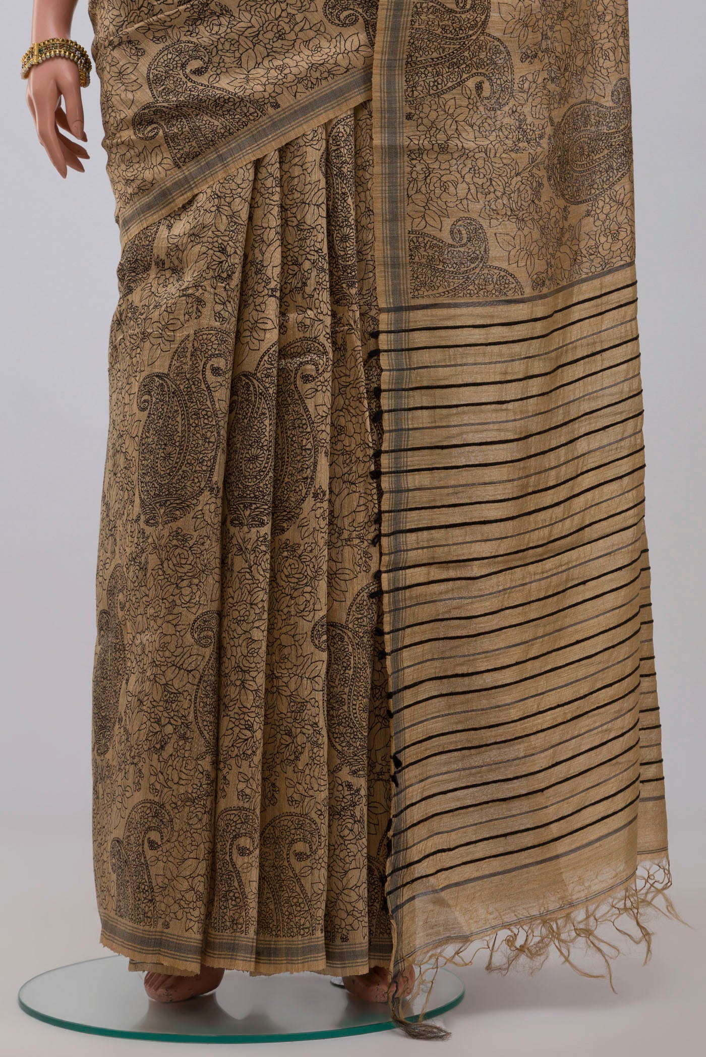 Pleats and pallu of Cream Jute Silk Saree with Fancy on the body and Without Border. 