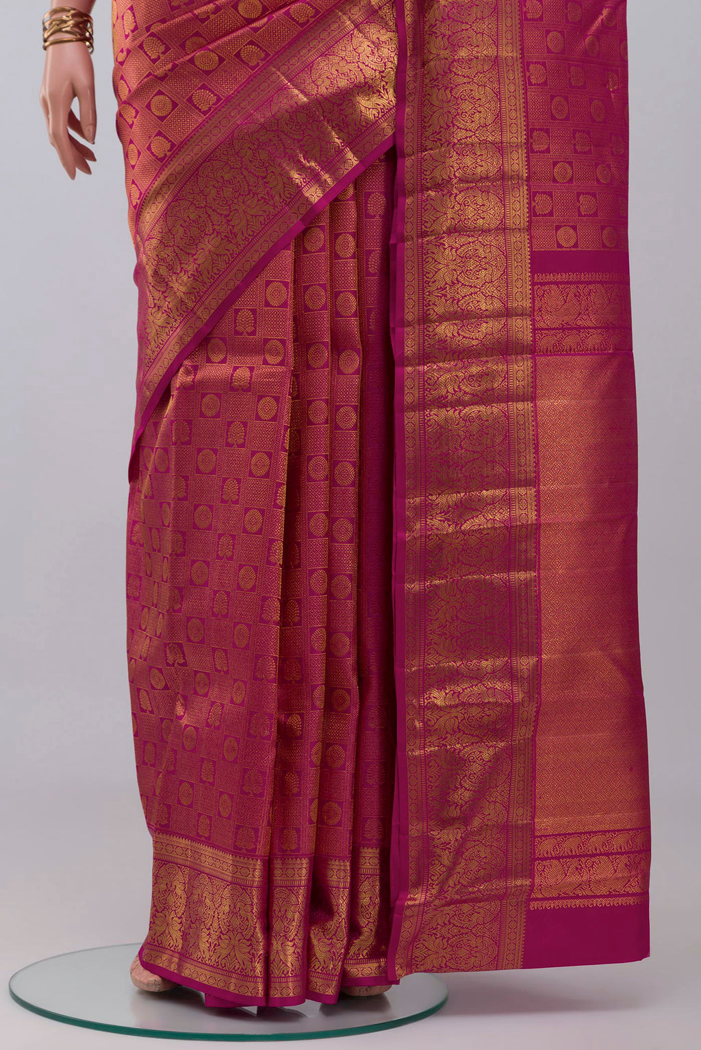 Pleats and pallu of Light Magenta Kanchipuram Silk Saree with Zari Brocade on the body and Zari Border. 