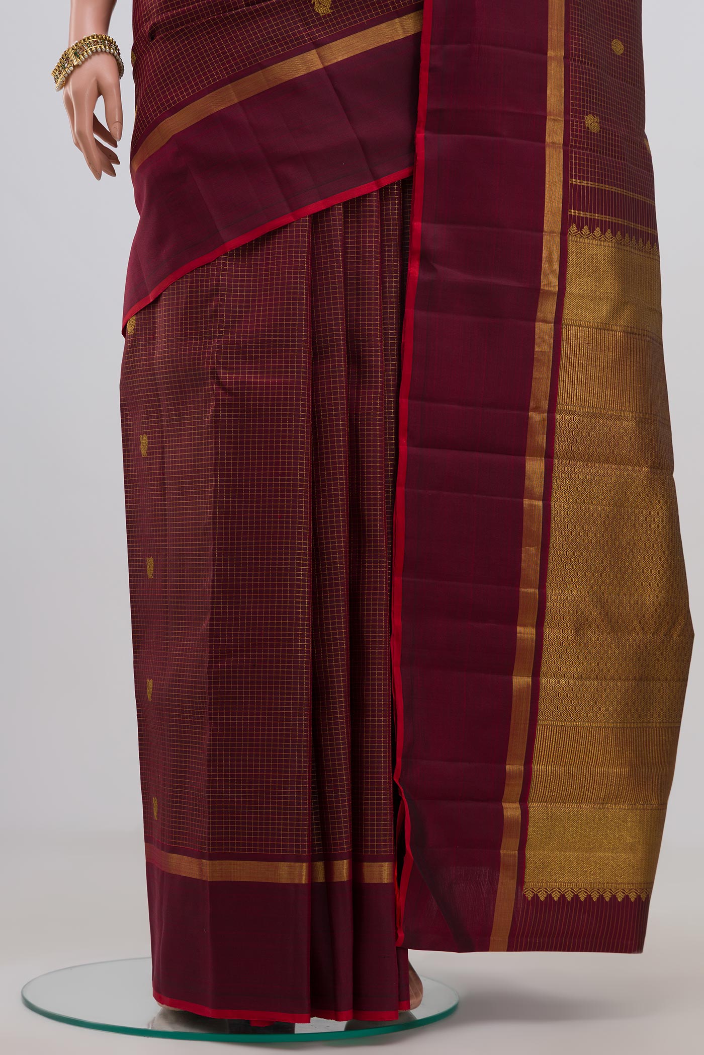 Pleats and pallu of Maroon Kanjivaram Saree with Checked design on the body and Thin Zari Line. 