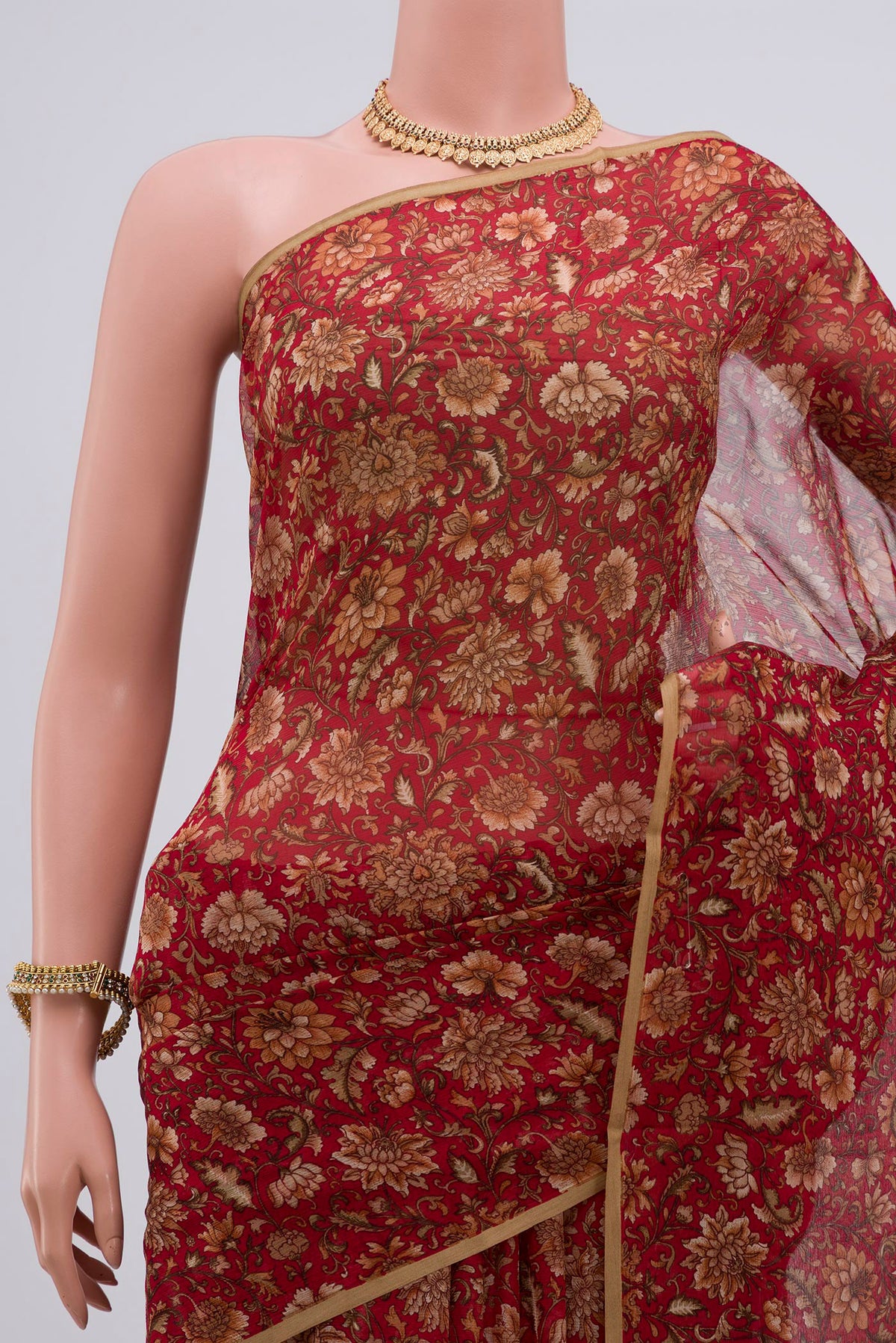 Border image of Red Chiffon Saree with Printed design on the body and Plain Border. 
