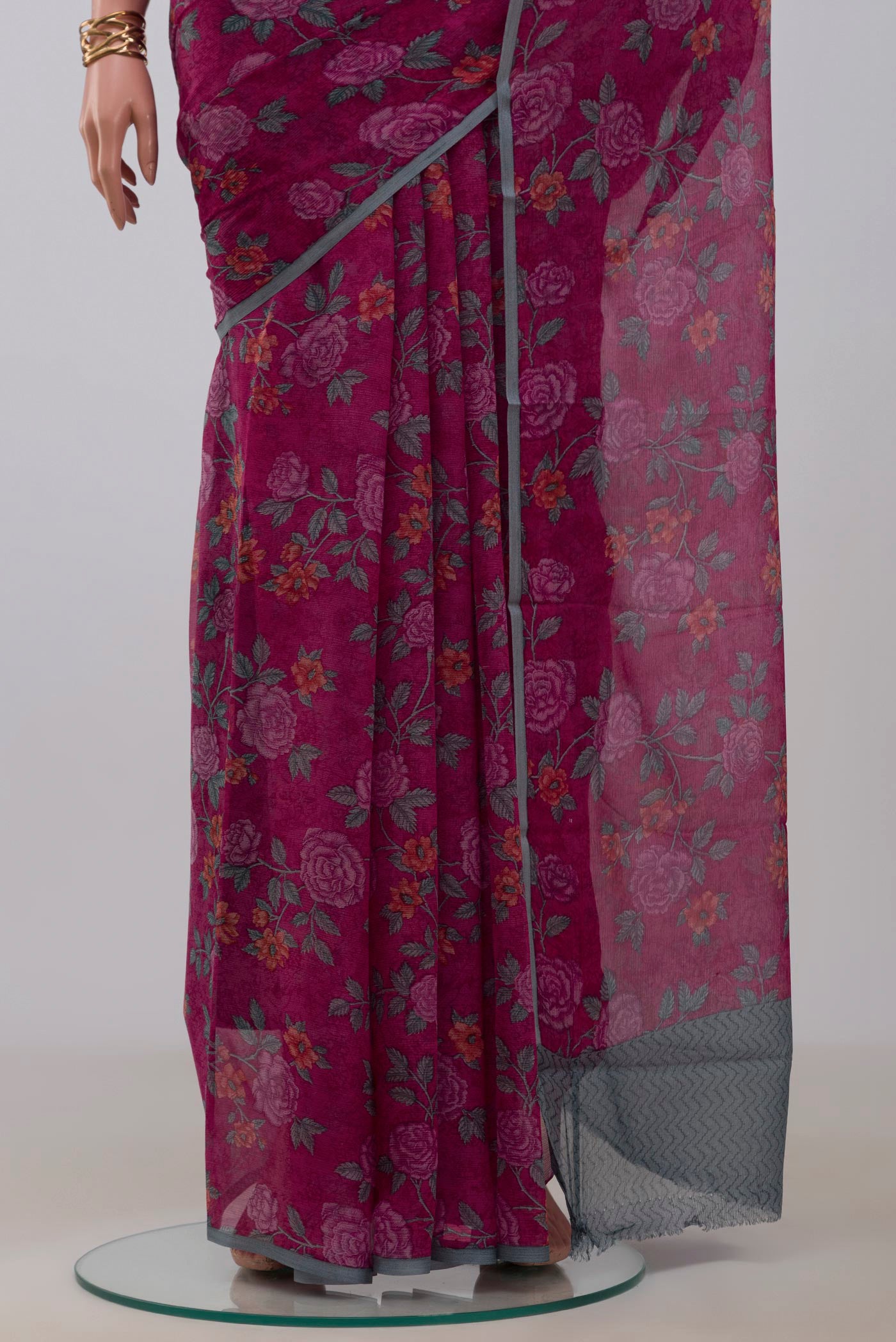 Pleats and pallu of Pink Chiffon Saree with Printed design on the body and Without Border. 