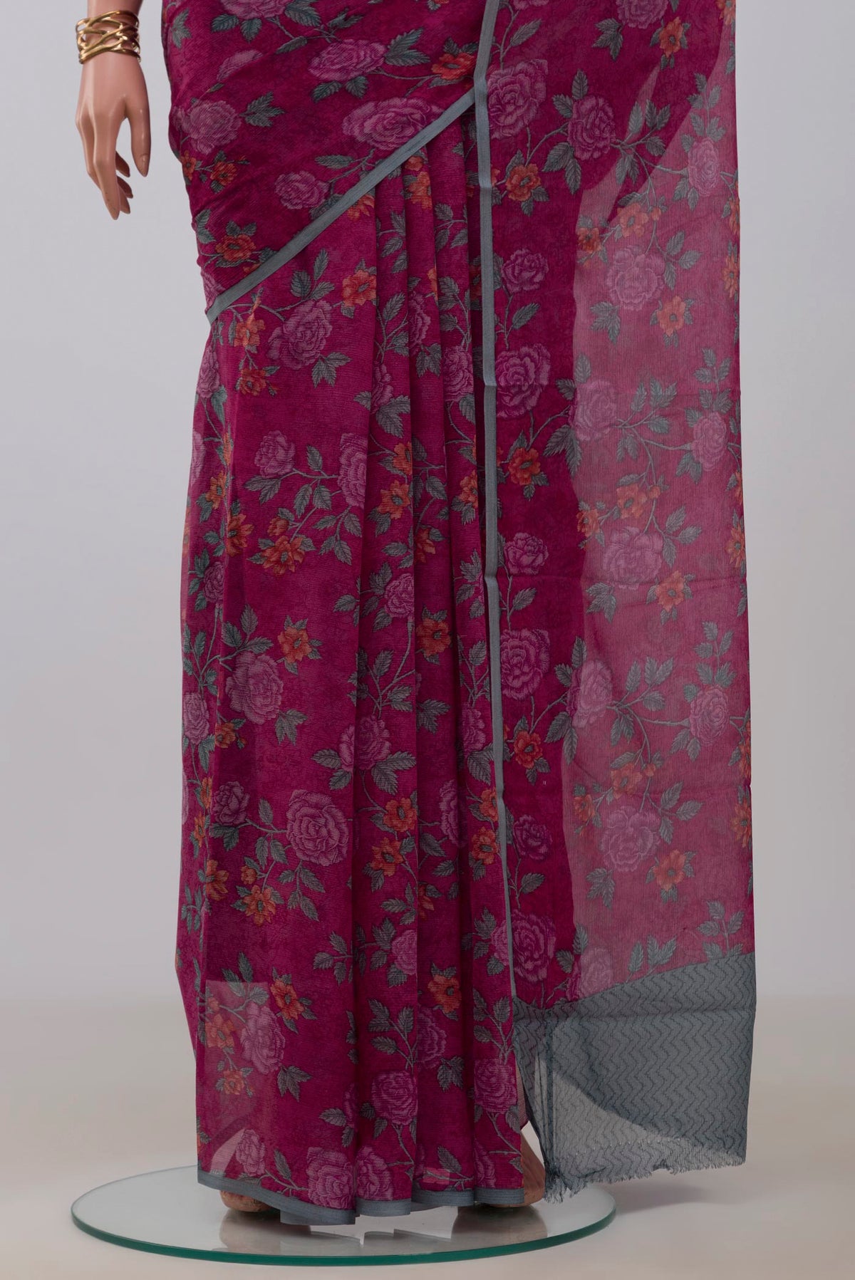 Pleats and pallu of Pink Chiffon Saree with Printed design on the body and Without Border. 