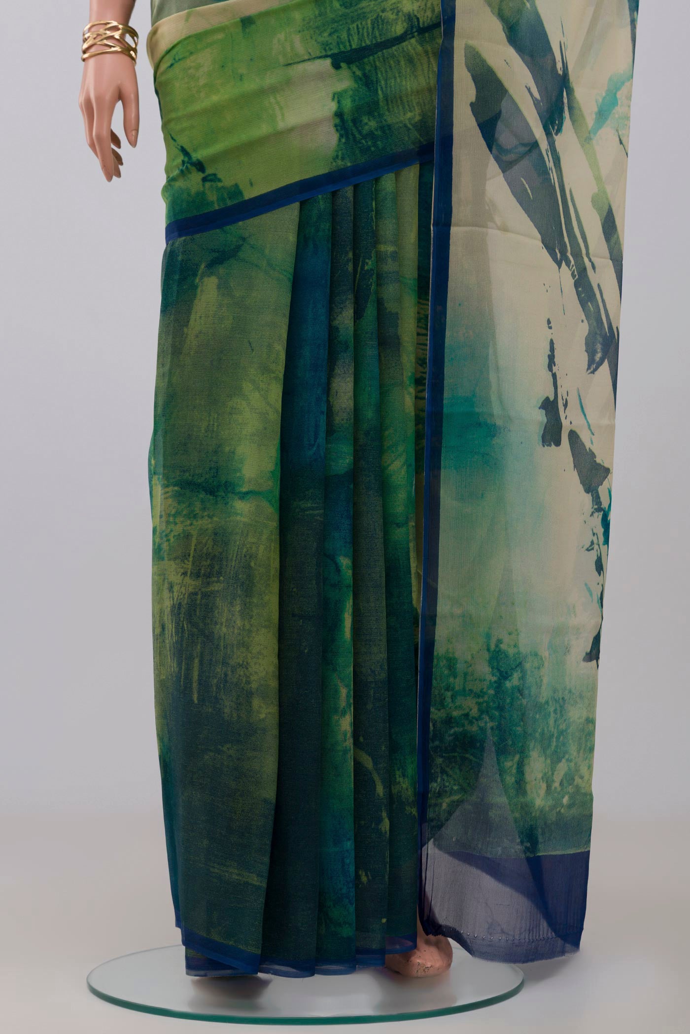 Pleats and pallu of Green Chiffon Saree with Printed design on the body and Without Border. 
