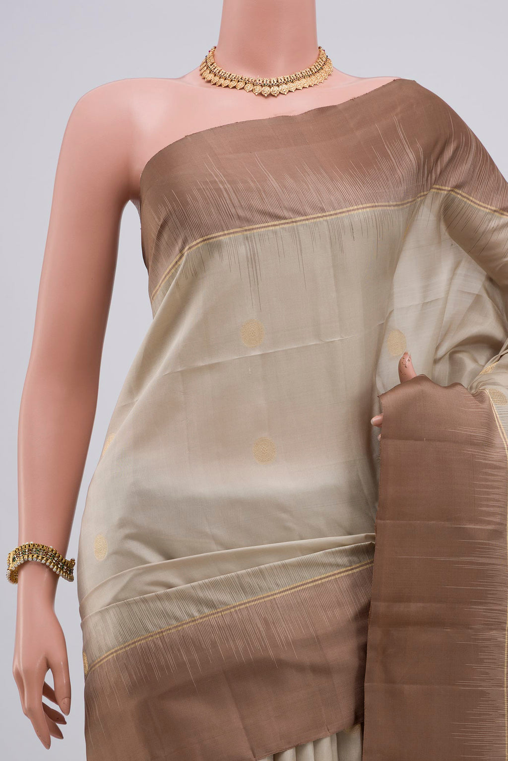 Border image of Beige Soft Silk Saree with Zari Butta on the body and Plain Border. 