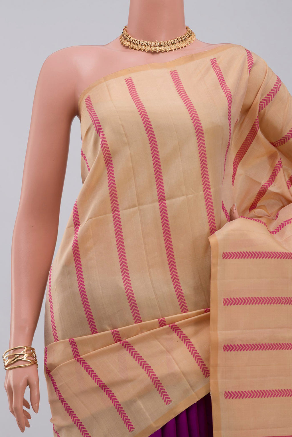 Border image of Cream Soft Silk Saree with Fancy on the body and Without Border. 