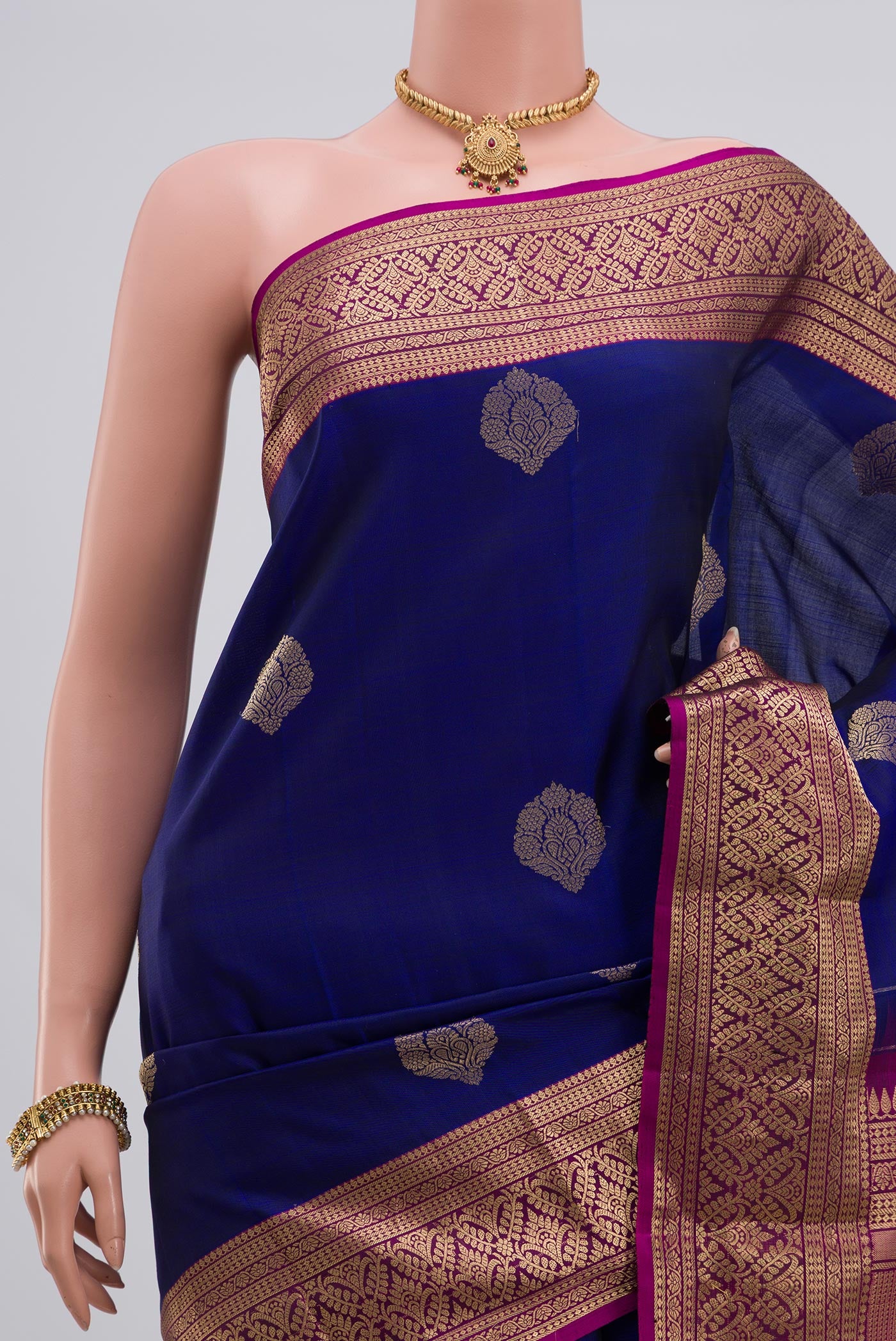 Border image of Blue Kanchipuram Saree with Zari Butta on the body and Zari Border. 
