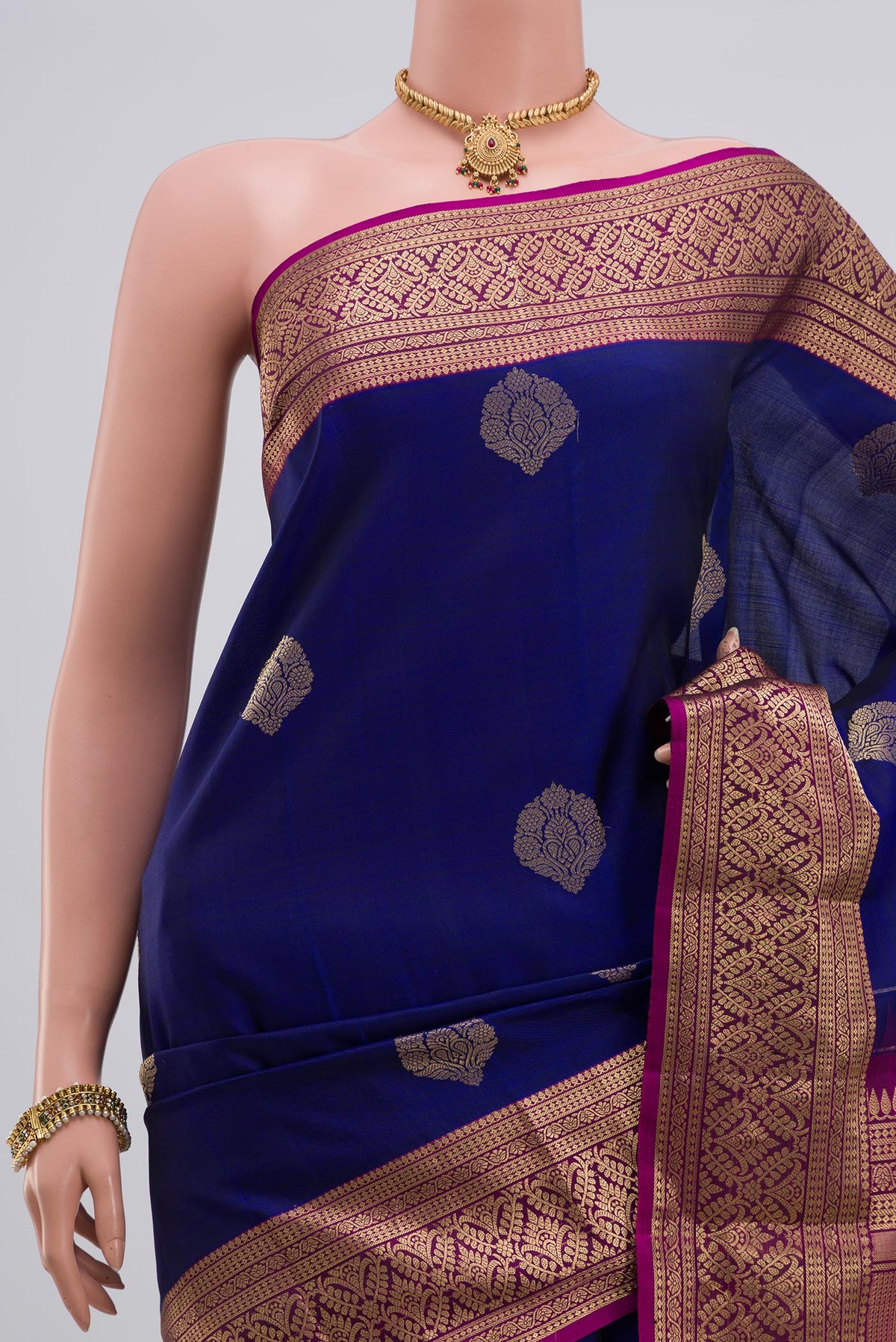 Border image of Blue Kanchipuram Saree with Zari Butta on the body and Zari Border. 