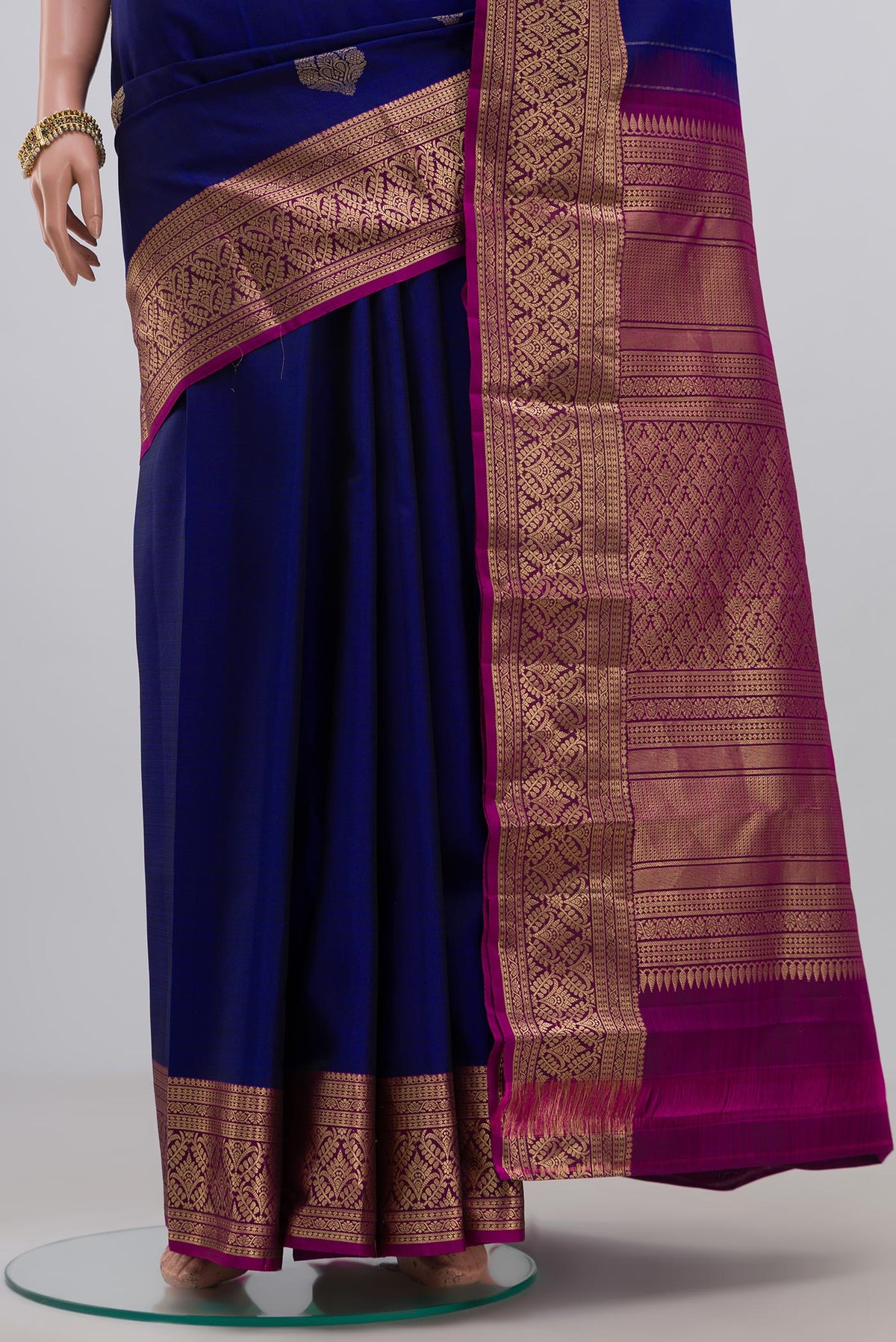 Pleats and pallu of Blue Kanchipuram Saree with Zari Butta on the body and Zari Border. 