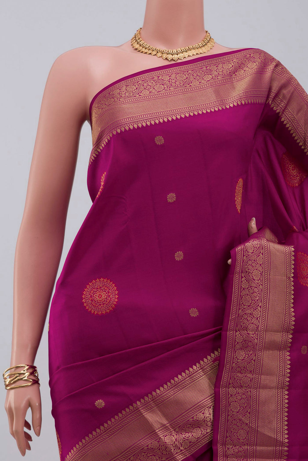 Border image of Purple Kanchipuram Saree with Zari Butta on the body and Zari Border. 