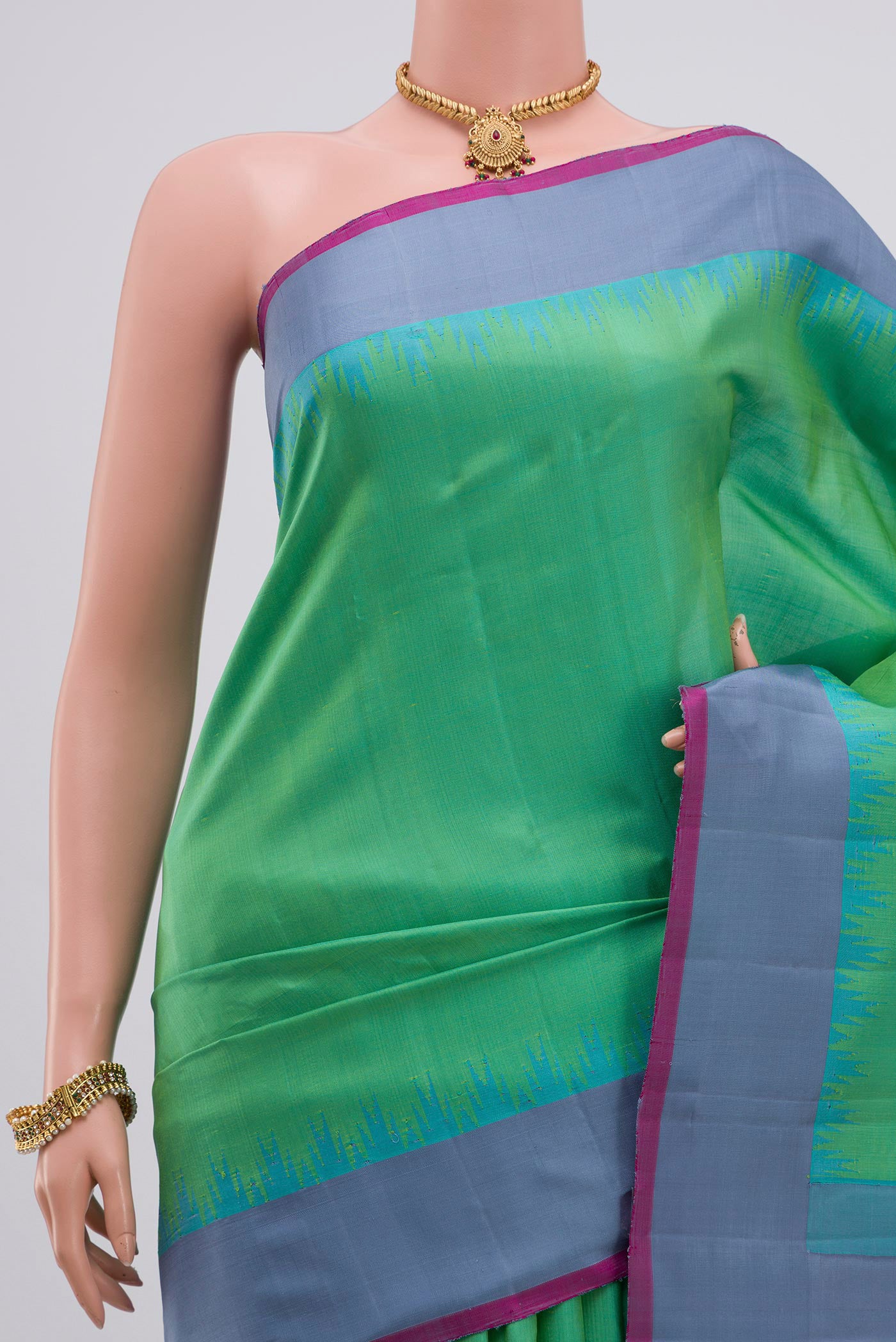 Border image of Green Gadwal Silk Saree with Zari Butta on the body and Plain Border. 