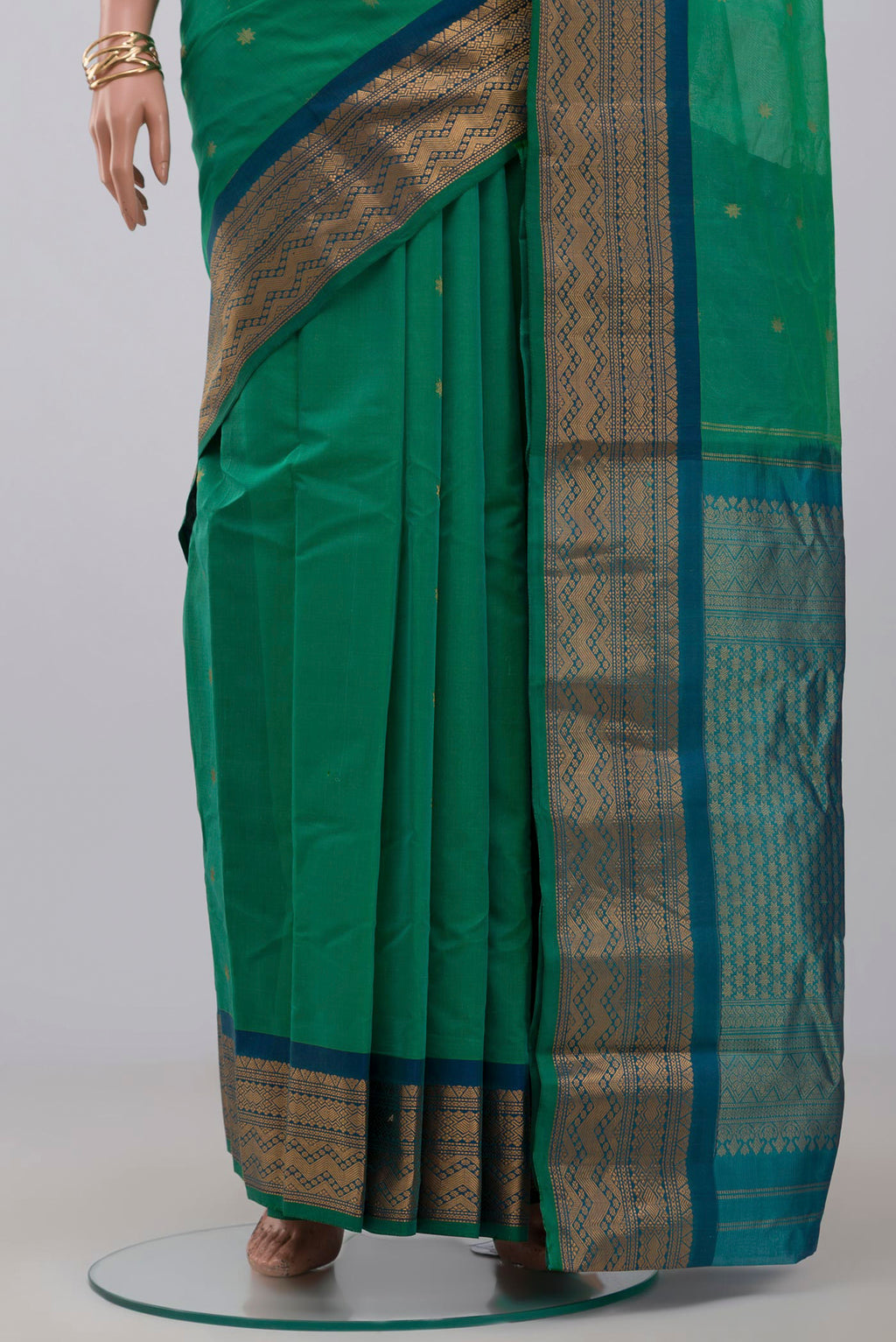 Pleats and pallu of Green Gadwal Silk Cotton Saree with Zari Butta on the body and Zari Border. 