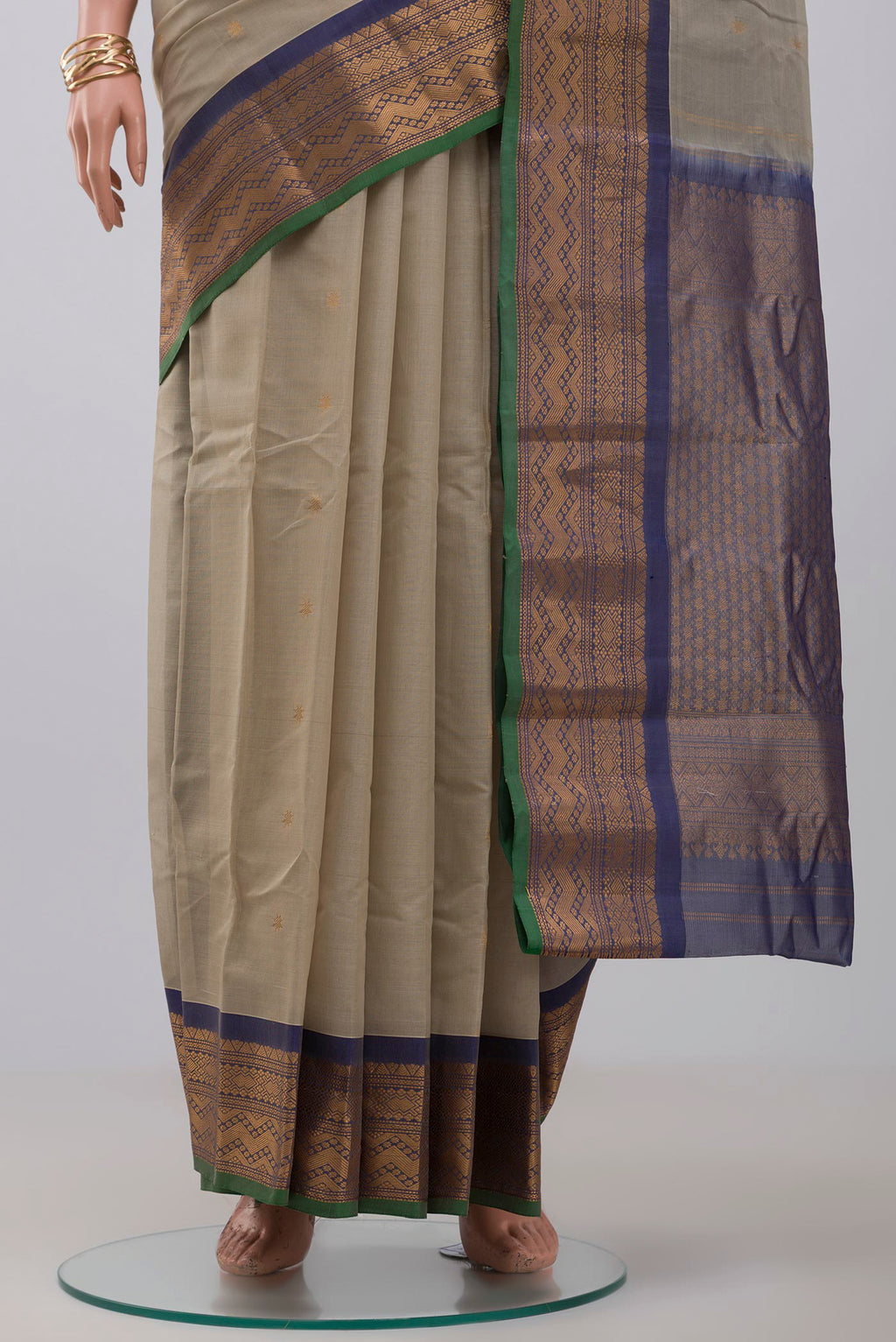 Pleats and pallu of Cream Gadwal Silk Cotton Saree with Zari Butta on the body and Zari Border. 