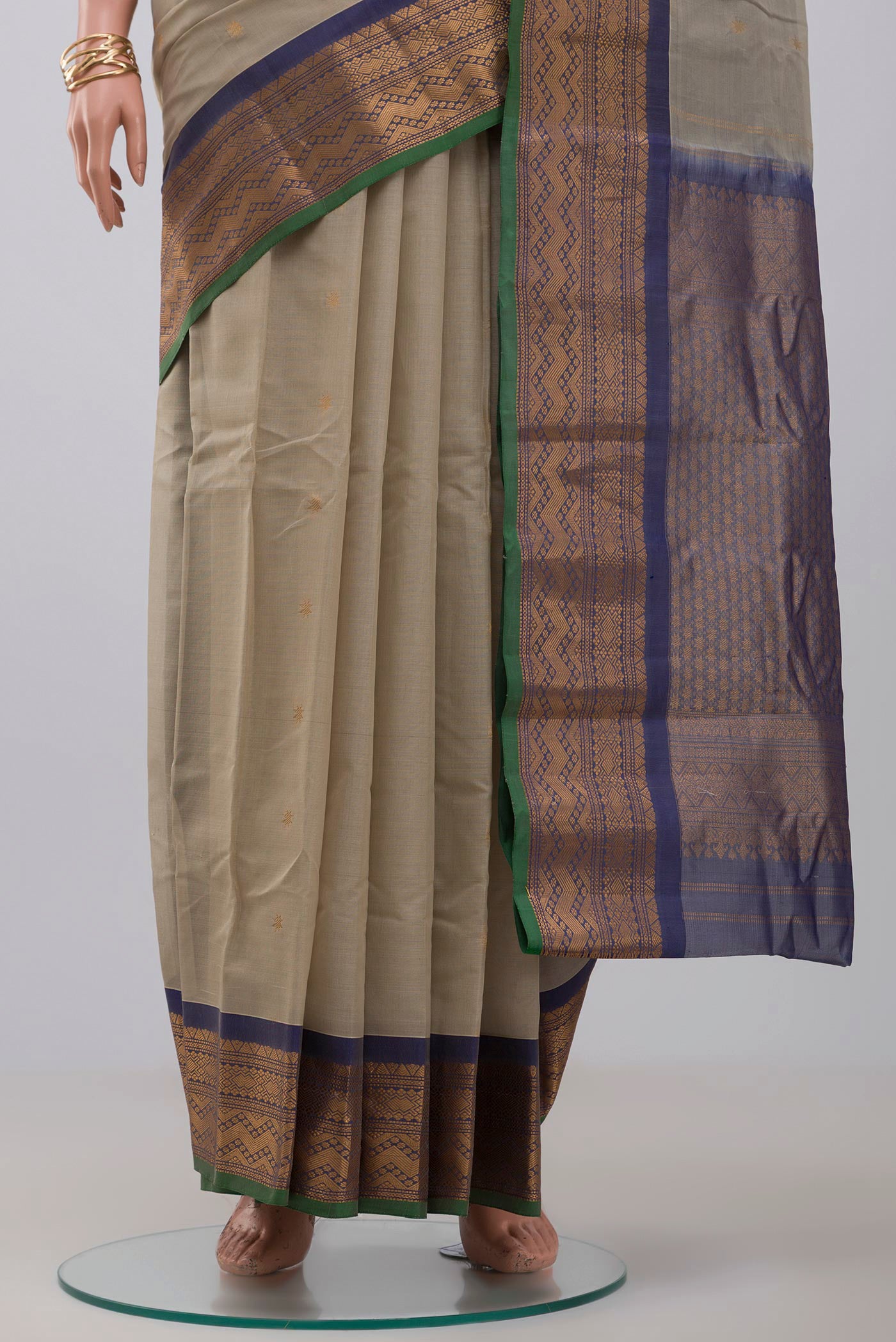 Pleats and pallu of Cream Gadwal Silk Cotton Saree with Zari Butta on the body and Zari Border. 