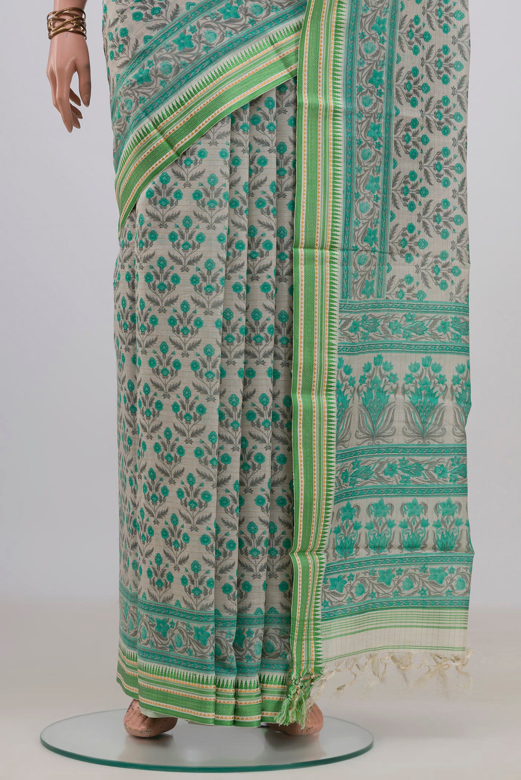 Pleats and pallu of Cream Tussar Saree with Floral Print on the body and Thread Border. 