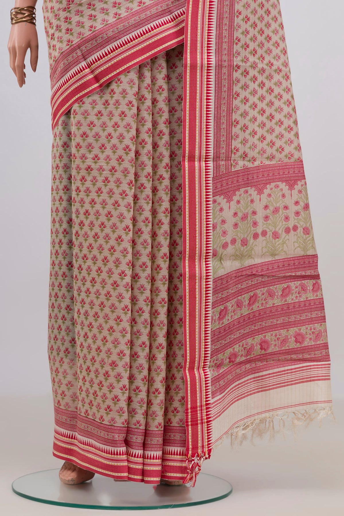 Pleats and pallu of Cream Tussar Saree with Floral Print on the body and Thread Border. 