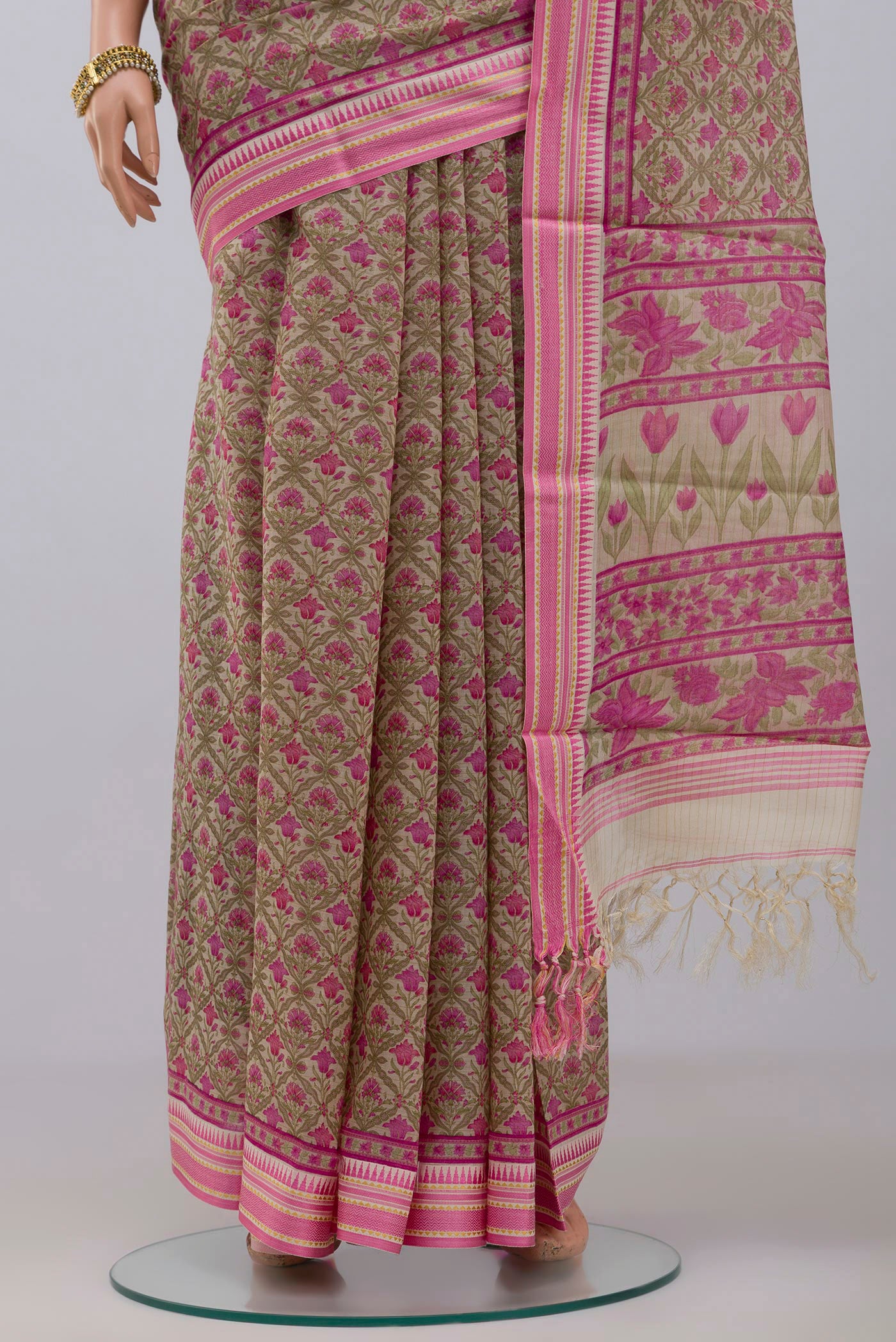 Pleats and pallu of Cream Tussar Silk Saree with Printed design on the body and Thread Border. 