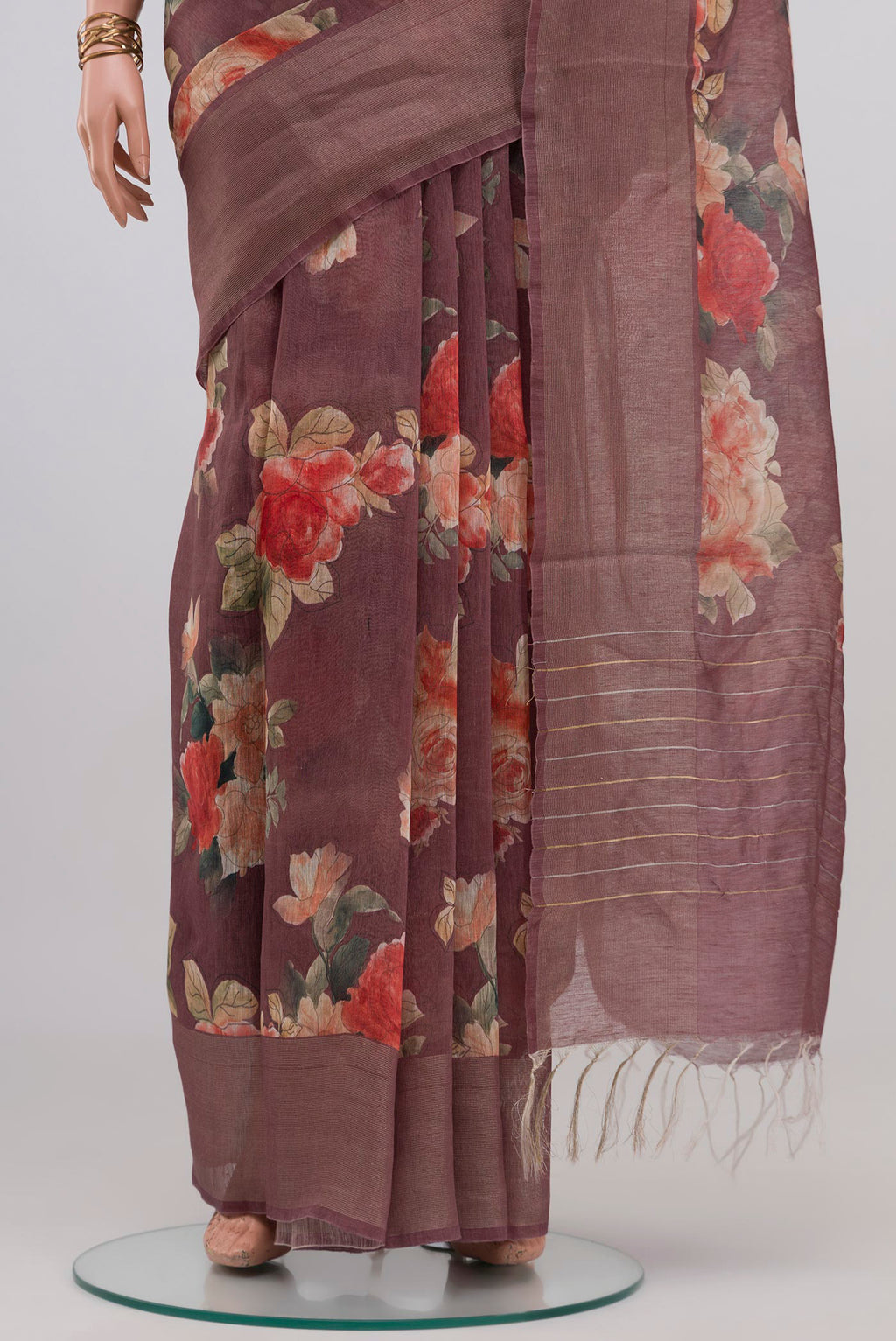 Pleats and pallu of Mauve Linen Saree with Floral Print on the body and Thin Zari Line. 