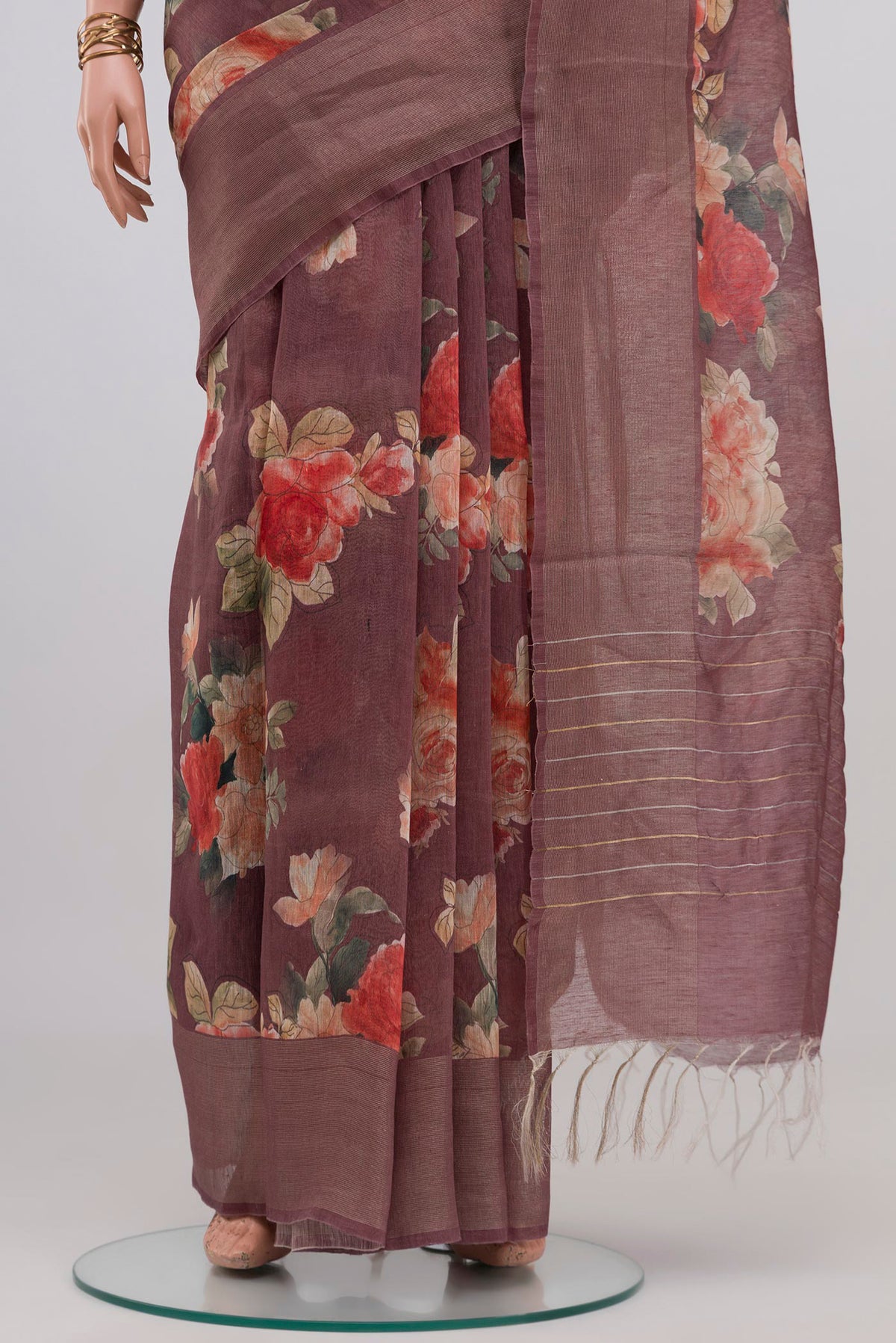 Pleats and pallu of Mauve Linen Saree with Floral Print on the body and Thin Zari Line. 