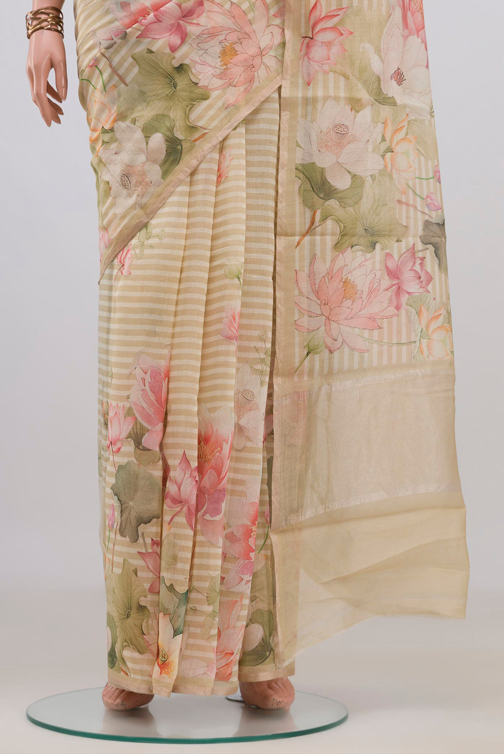 Pleats and pallu of Cream Tussar Saree with Printed design on the body and Thin Zari Line. 