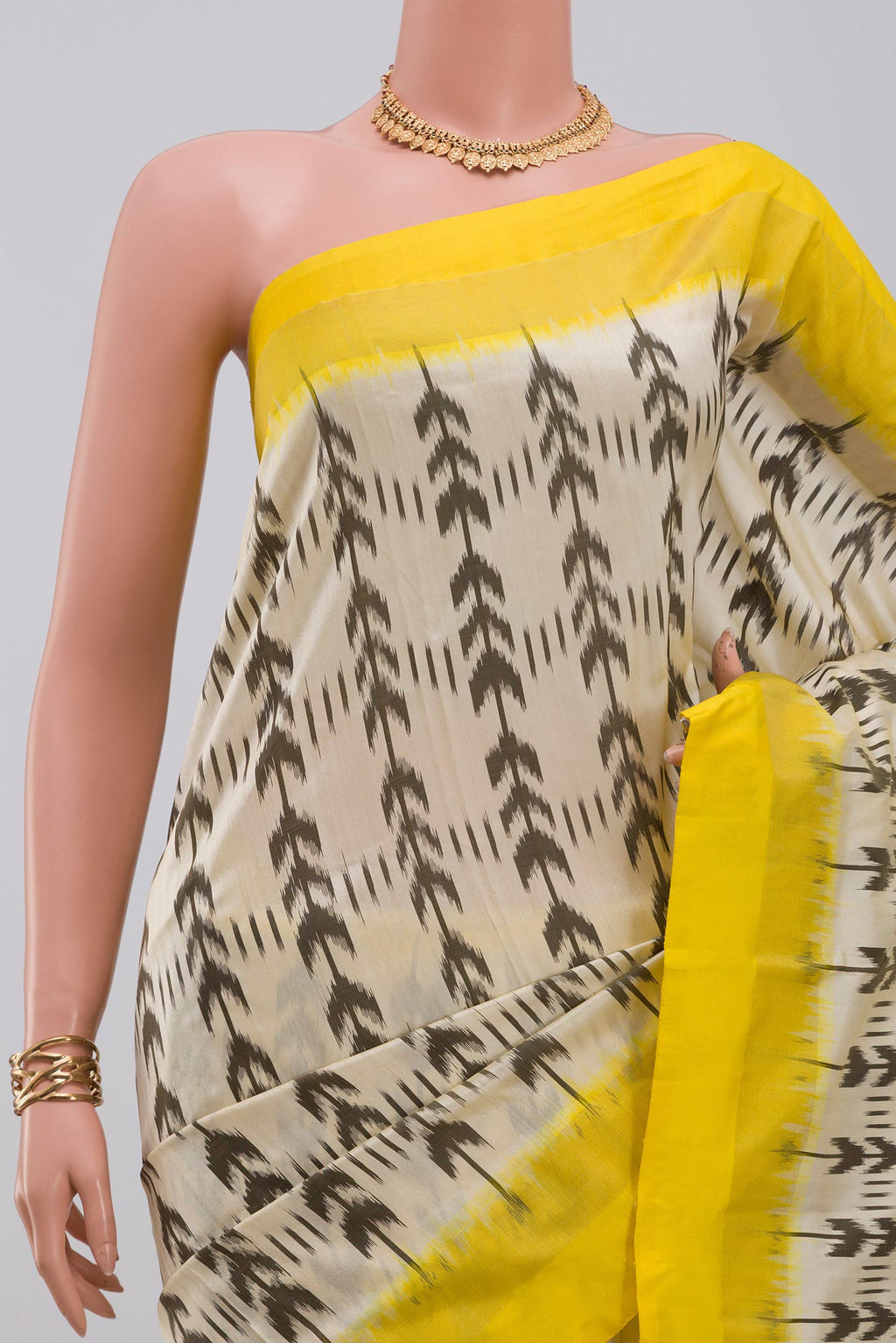 Border image of Cream Pochampally Saree with Ikat design on the body and Thin Zari Line. 
