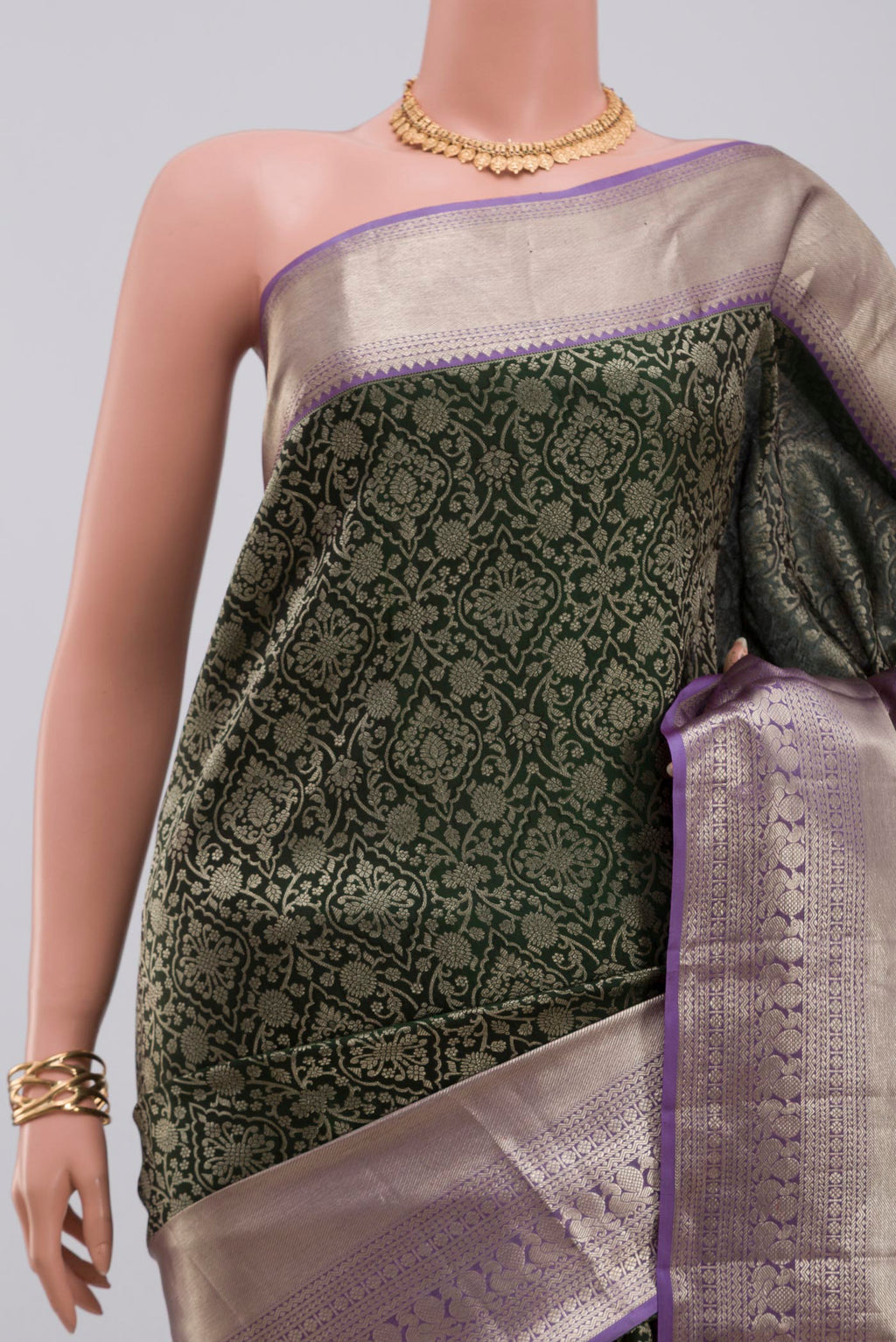 Border image of Green Kanchipuram Silk Saree with Zari Brocade on the body and Zari Border. 
