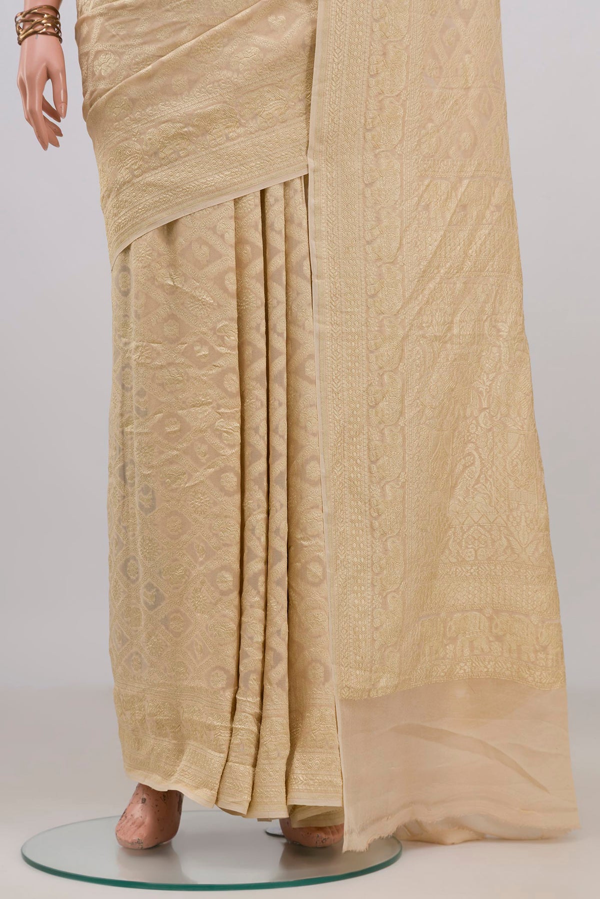 Pleats and pallu of Cream Banarasi Georgette Saree with Zari Brocade on the body and Zari Border. 