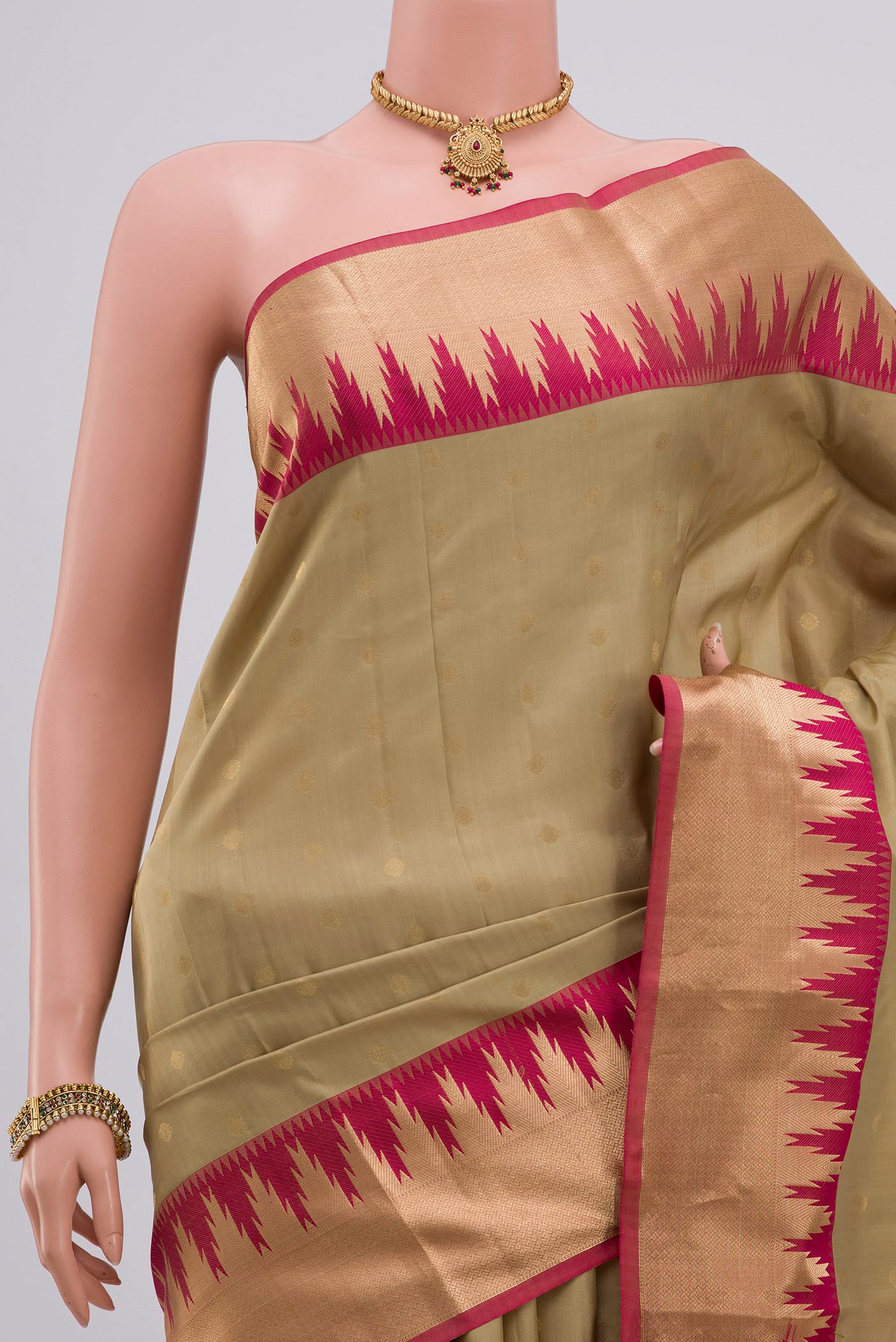 Border image of Cream Kanchipuram Silk Saree with Zari Butta on the body and Zari Border. 