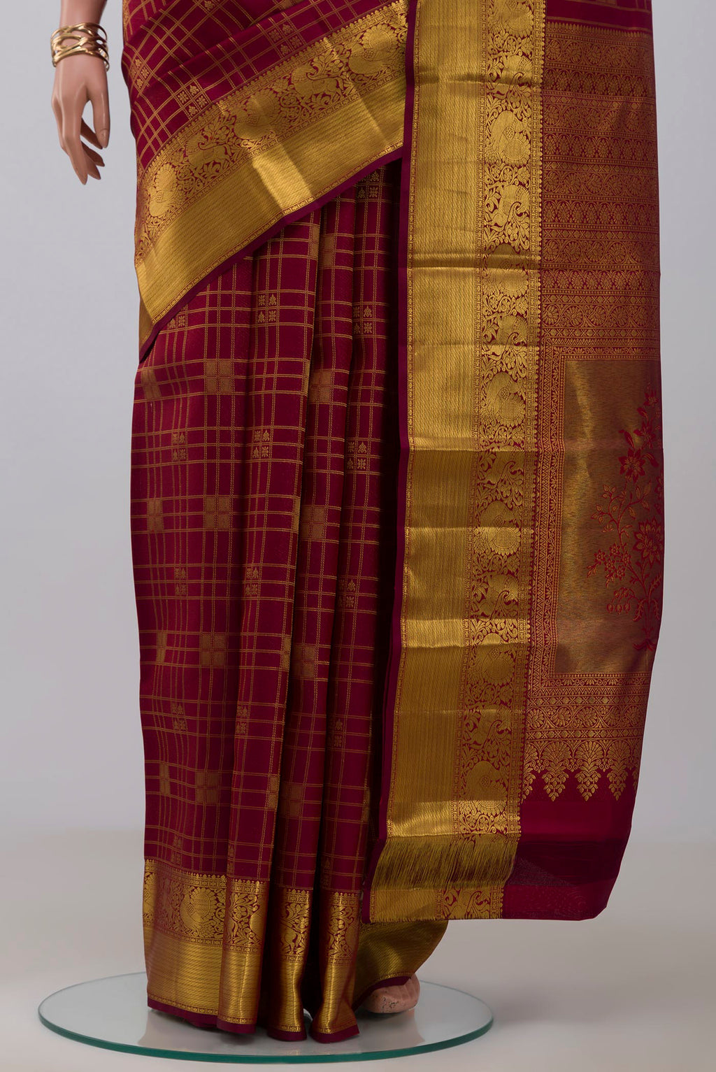 Pleats and pallu of Maroon Kanchipuram Saree with Zari Brocade on the body and Zari Border. 