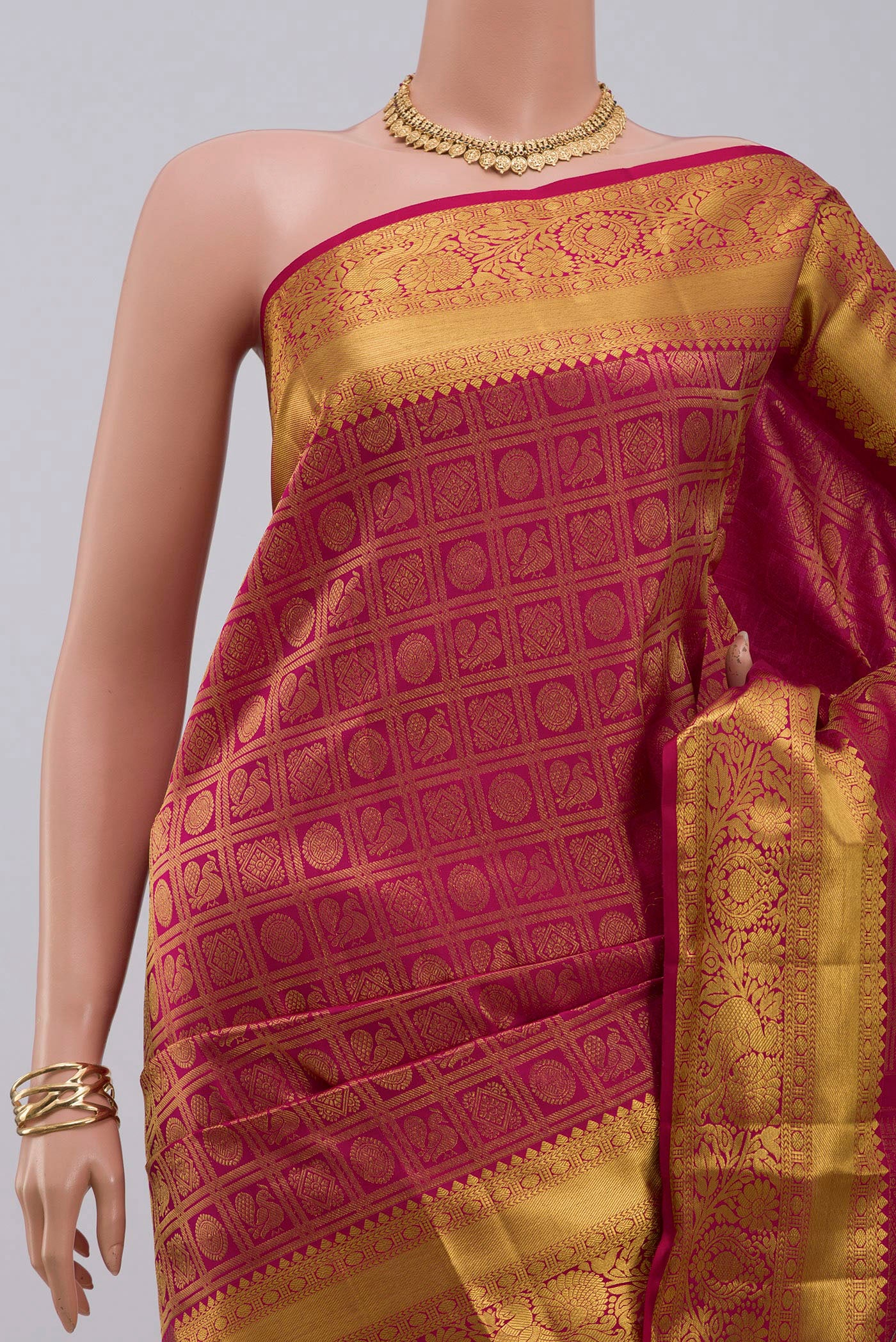 Border image of Pink Kanchipuram Silk Saree with Zari Brocade on the body and Zari Border. 