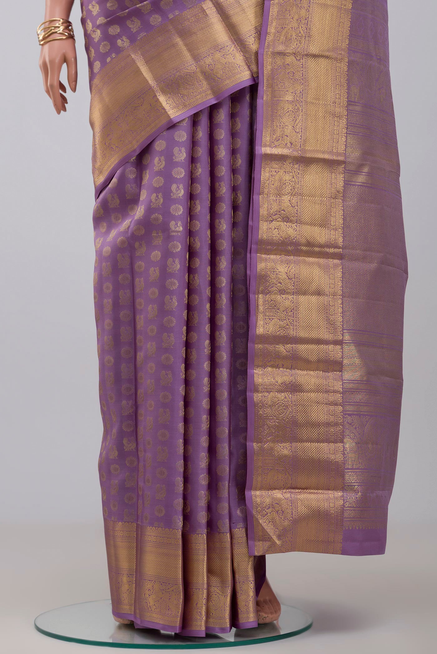 Pleats and pallu of Lavender Kanchipuram Saree with Zari Butta on the body and Zari Border. 