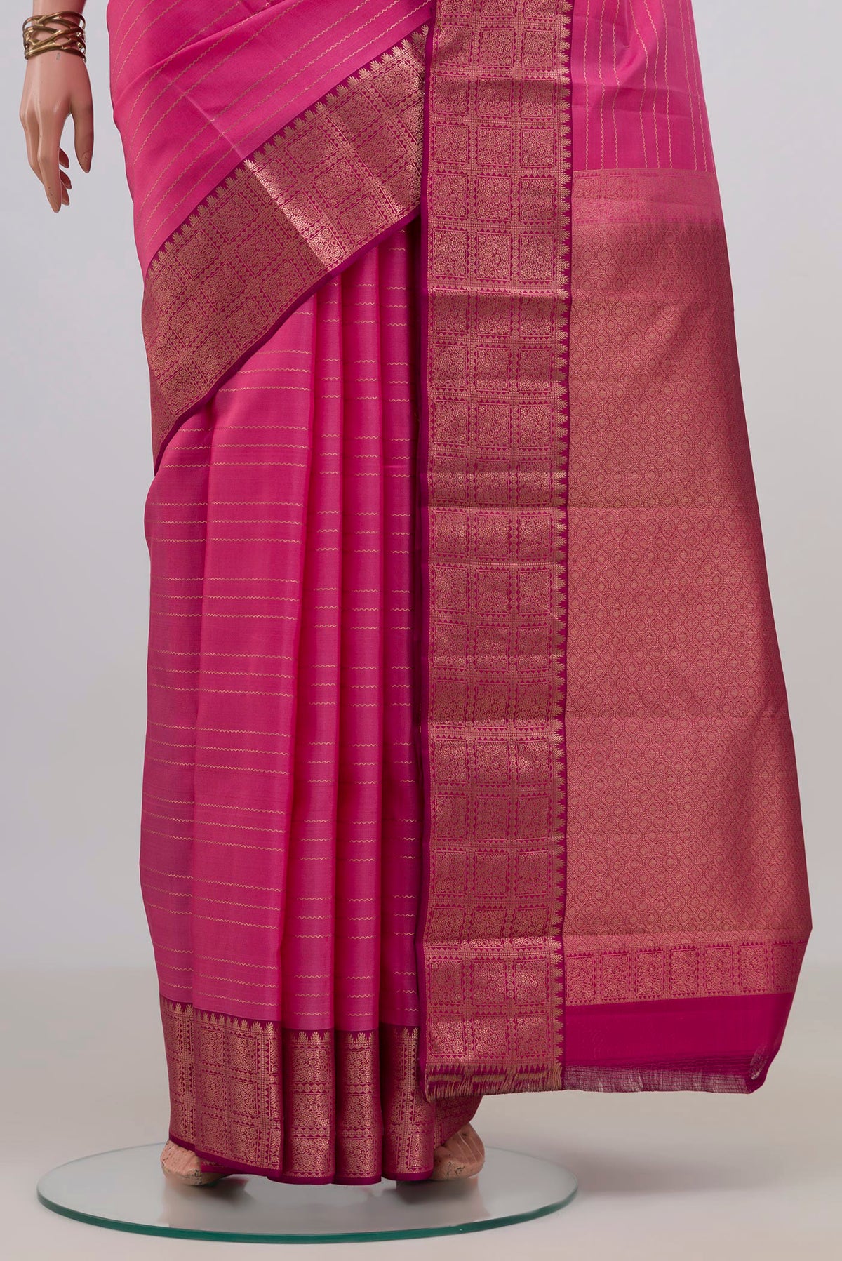 Pleats and pallu of Pure Silk Pink Kanchipuram Saree with Veldhari on the body and Zari Border. 