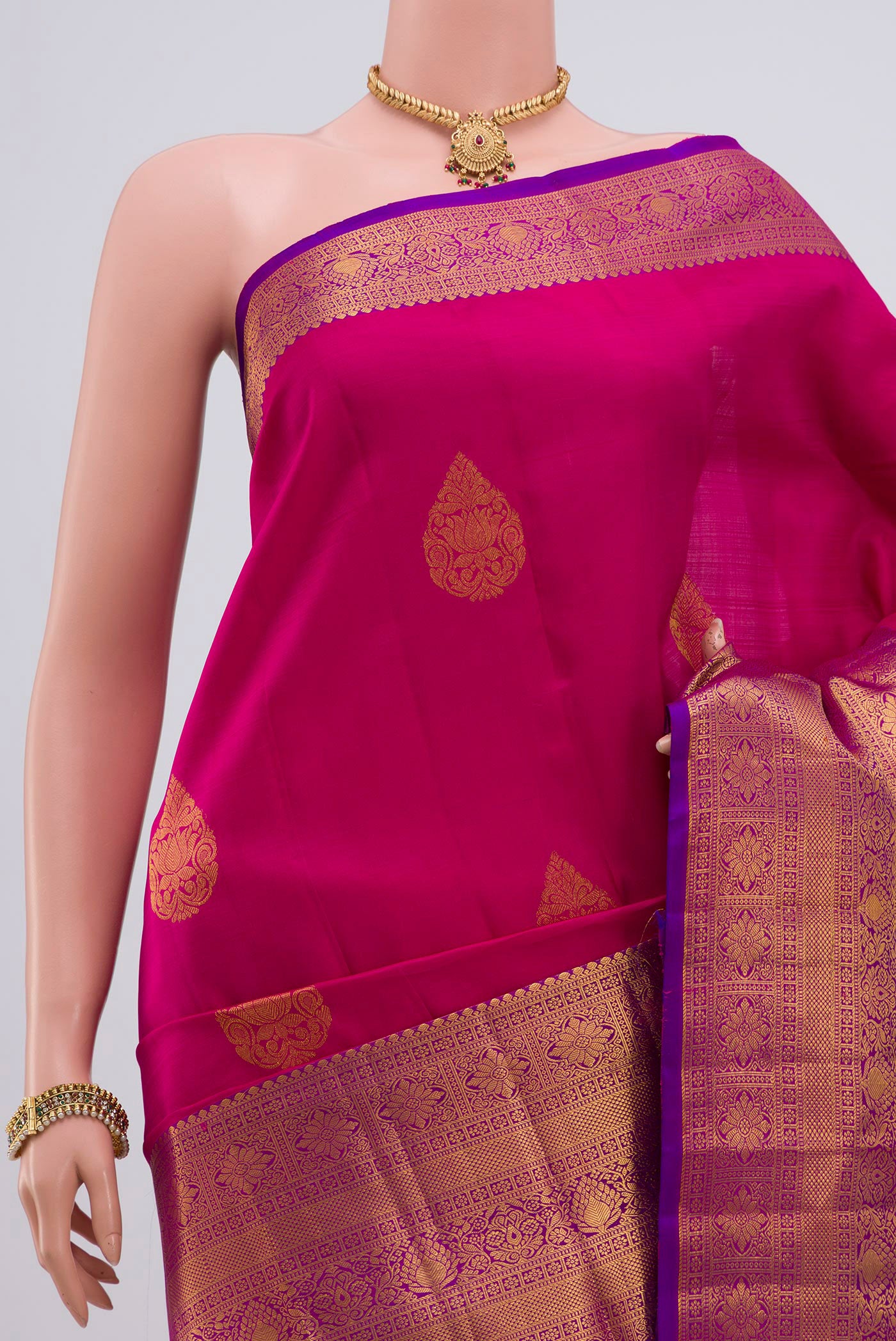 Border image of Pink Kanchipuram Silk Saree with Zari Butta on the body and Zari Border. 