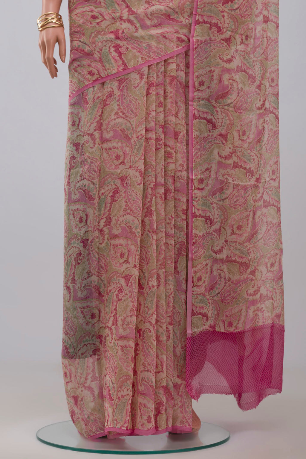 Pleats and pallu of Cream Chiffon Saree with Printed design on the body and Without Border. 