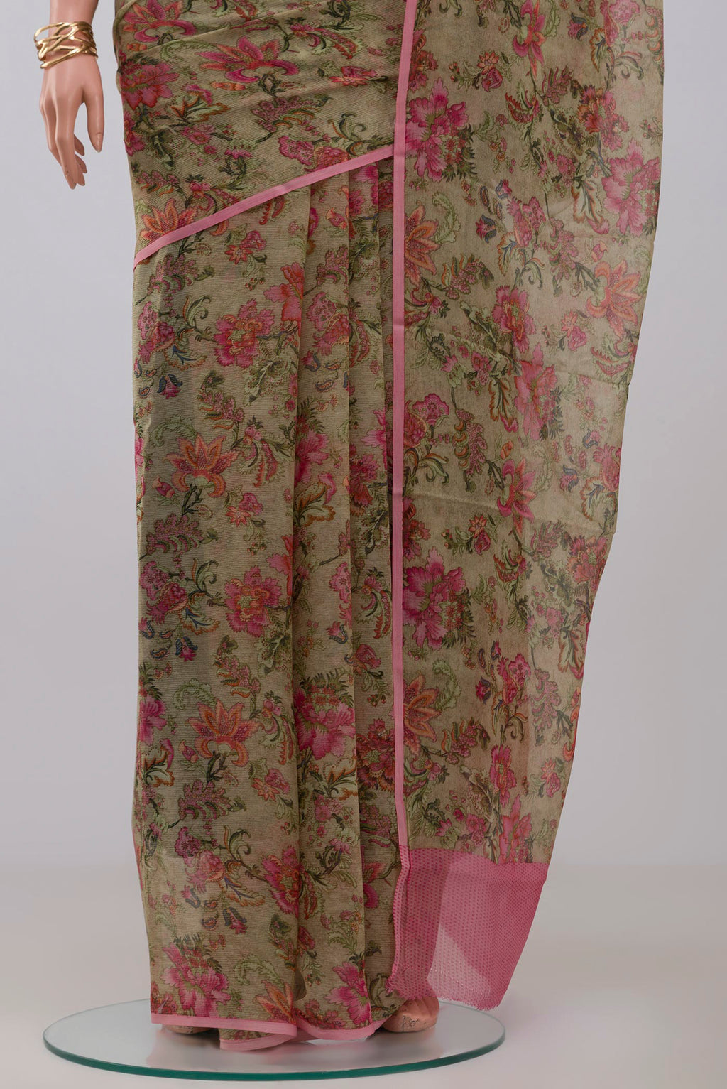 Pleats and pallu of Green Chiffon Saree with Printed design on the body and Without Border. 