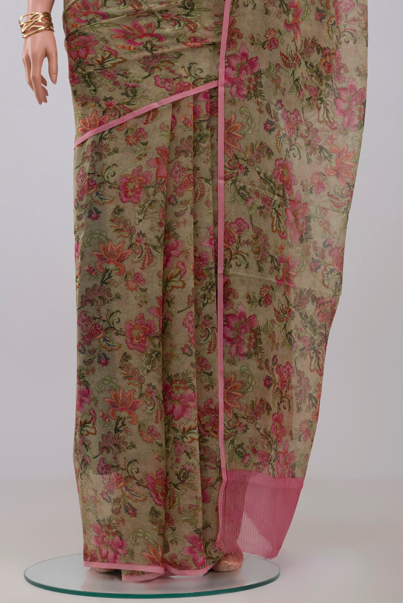 Pleats and pallu of Green Chiffon Saree with Printed design on the body and Without Border. 