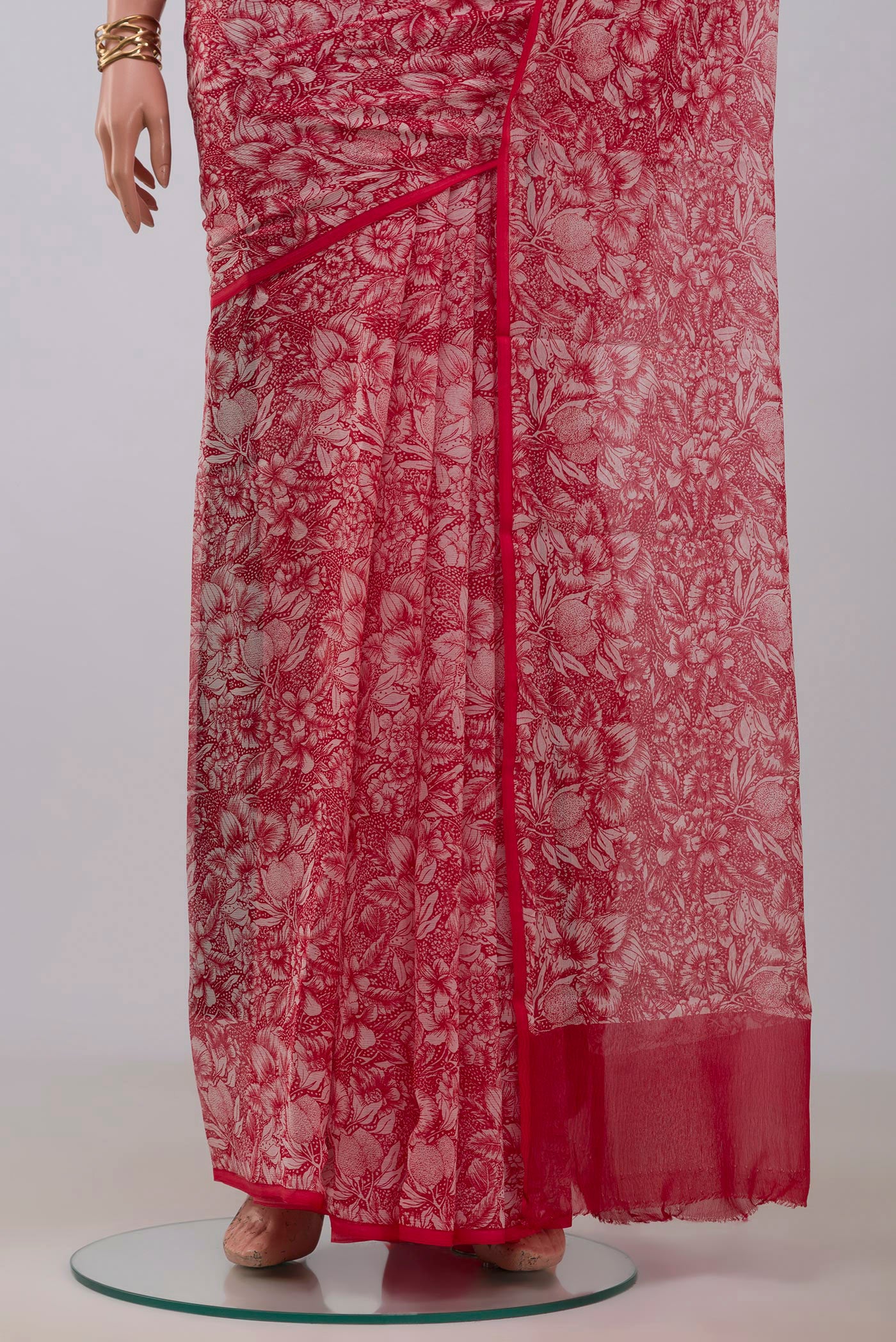 Pleats and pallu of White Mysore Chiffon Saree with Floral Print on the body and Without Border. 